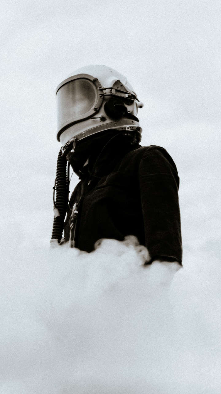 Graustufenfoto Eines Mannes in Schwarzer Jacke Und Helm. Wallpaper in 720x1280 Resolution