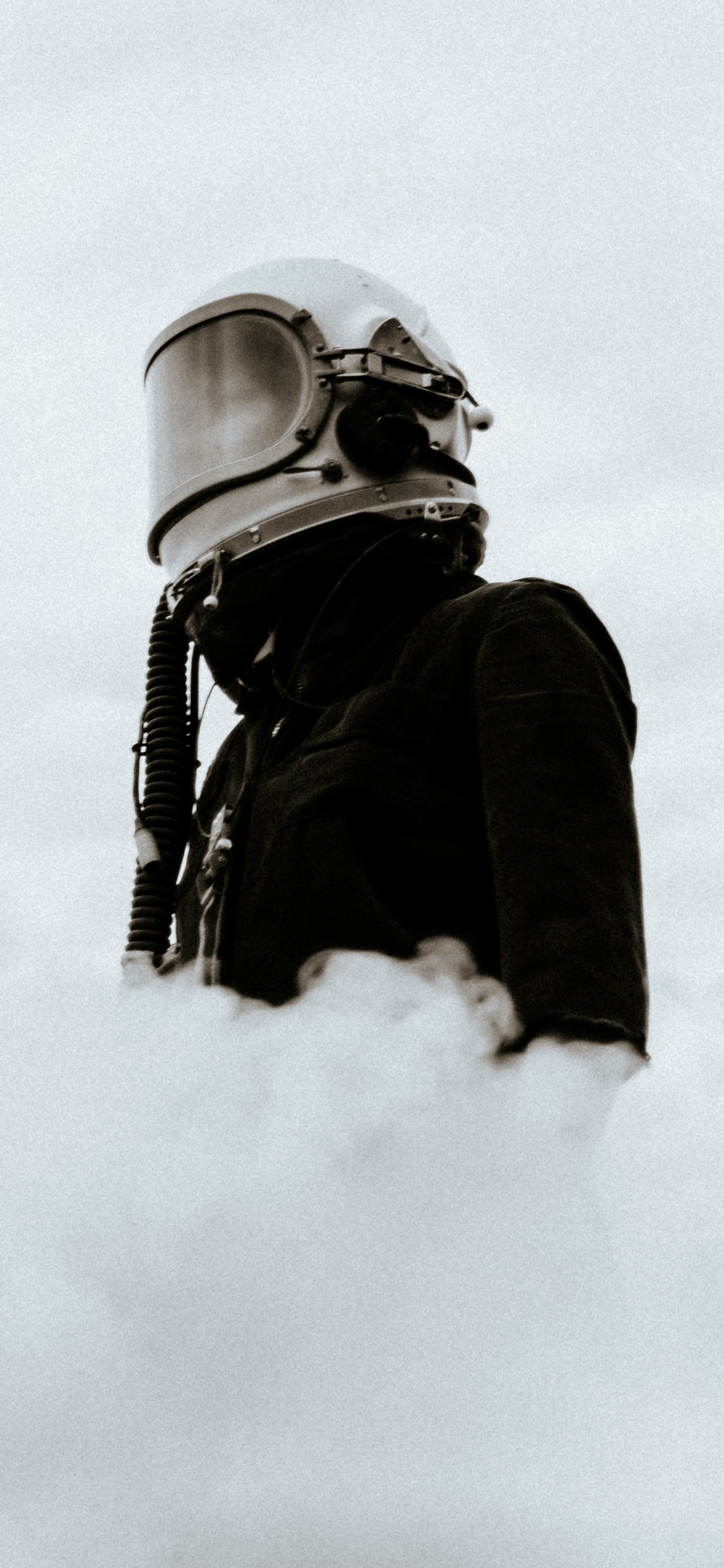 Foto en Escala de Grises Del Hombre Con Chaqueta Negra y Casco. Wallpaper in 1242x2688 Resolution