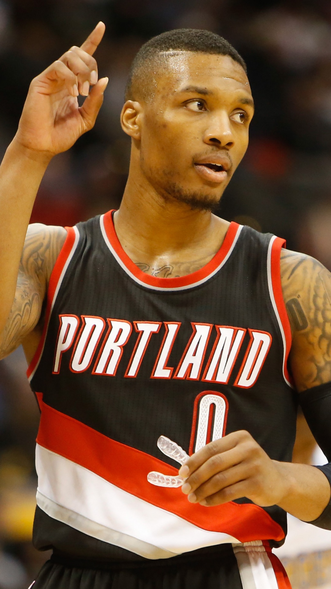 Hombre en Camisa de Jersey Roja y Blanca. Wallpaper in 1080x1920 Resolution