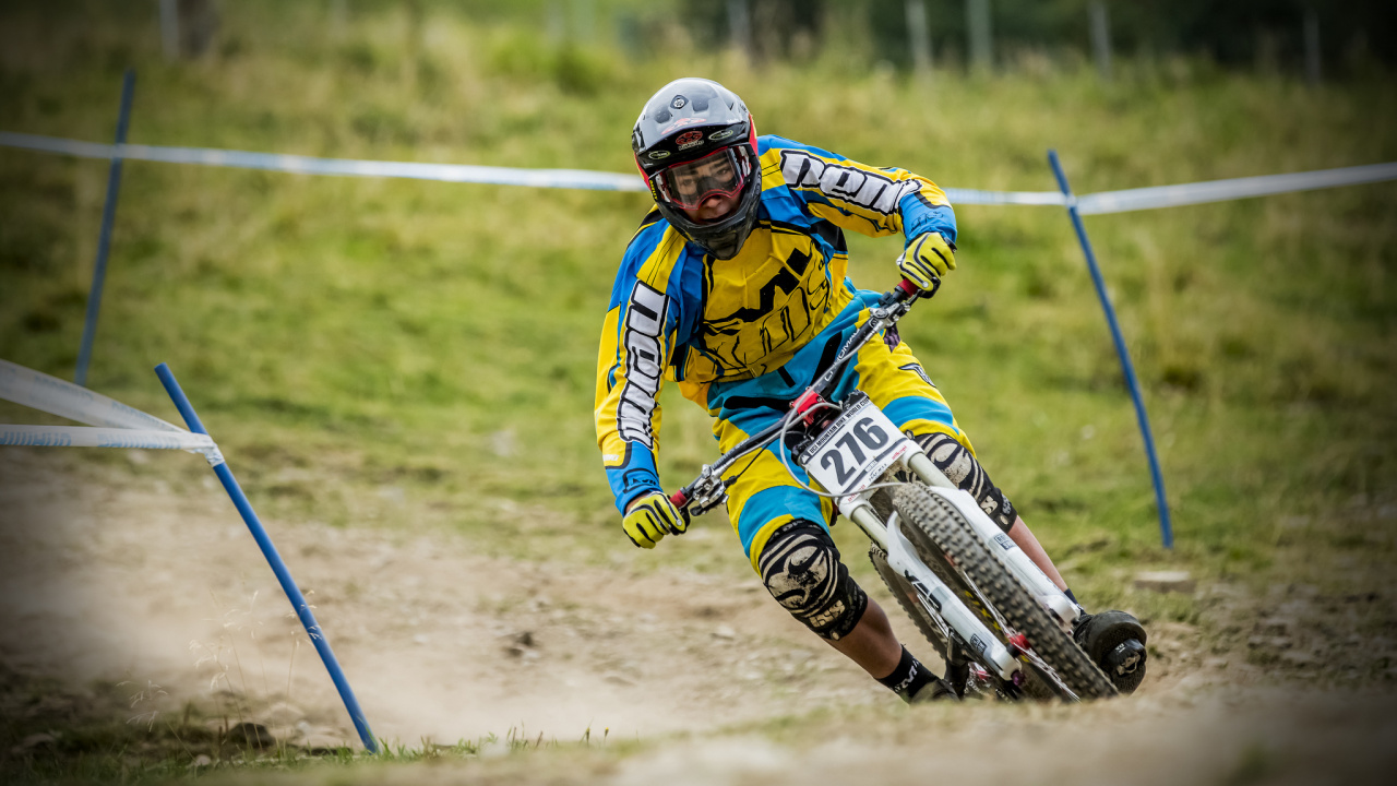 Hombre Con Chaqueta Azul y Amarilla Montando Motocross Blanco y Azul Dirt Bike. Wallpaper in 1280x720 Resolution