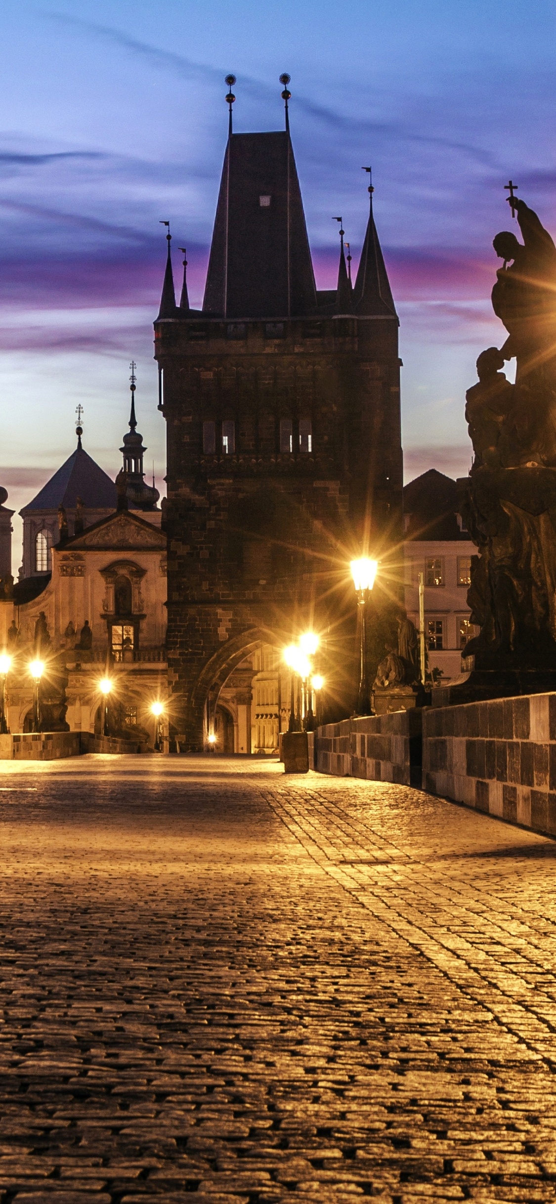 Braunes Und Schwarzes Betongebäude Während Der Nacht. Wallpaper in 1125x2436 Resolution