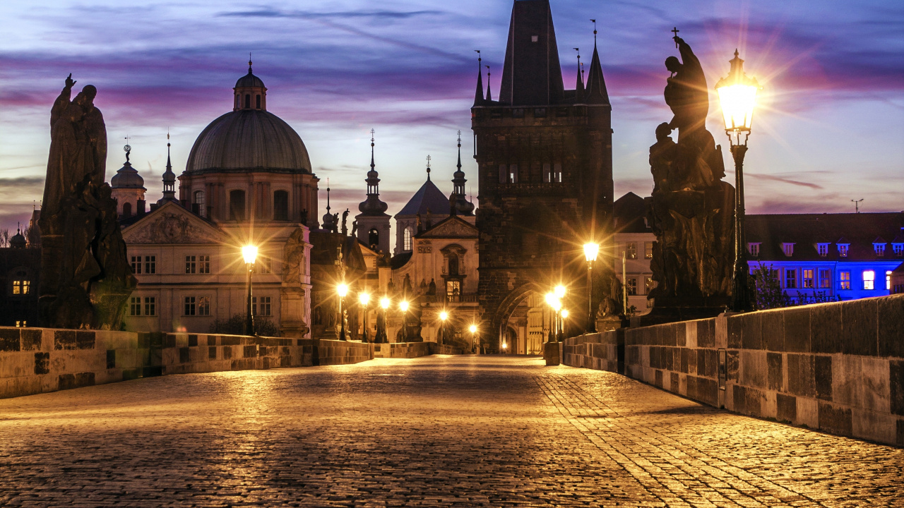 Braunes Und Schwarzes Betongebäude Während Der Nacht. Wallpaper in 1280x720 Resolution