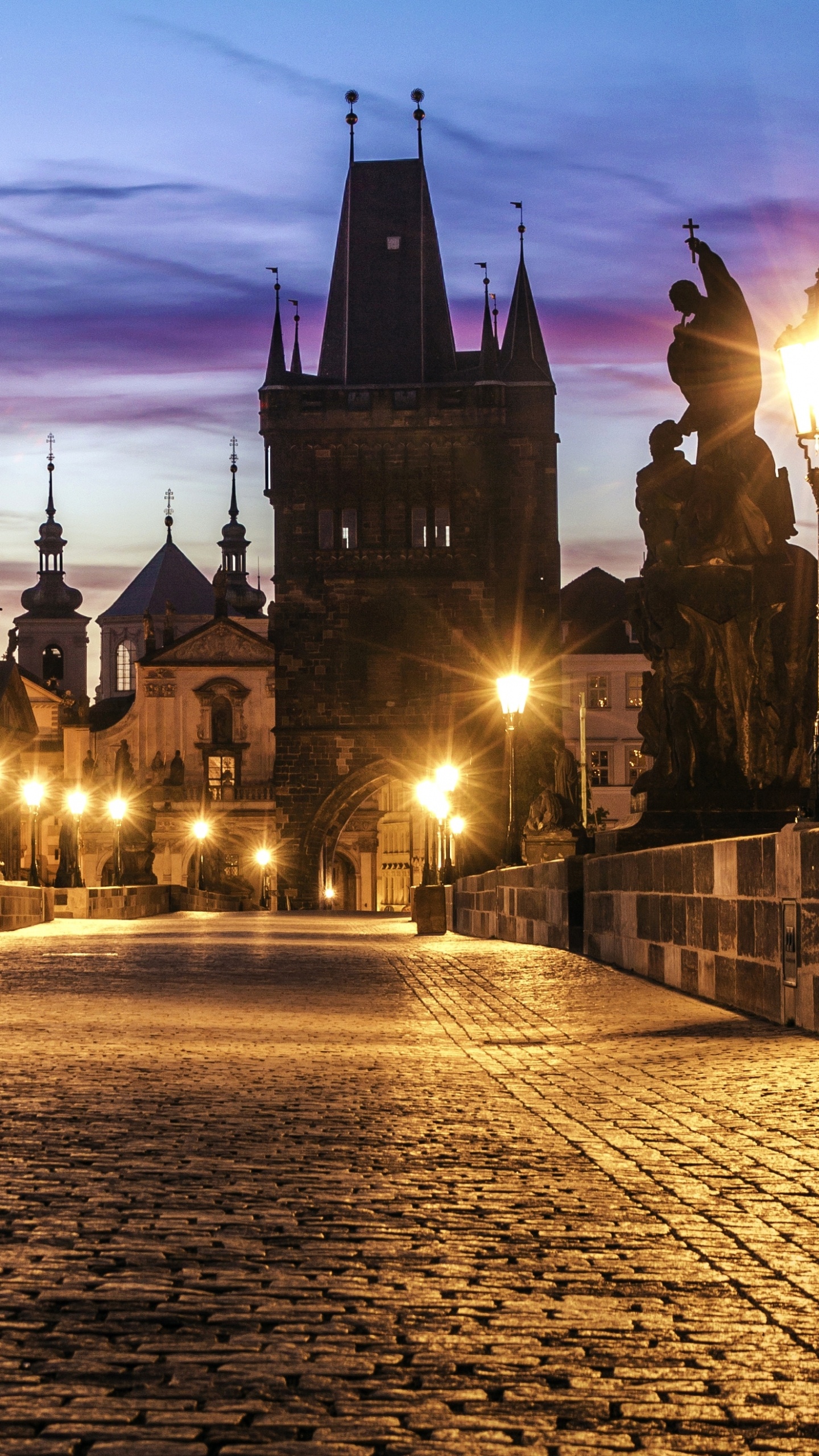 Bâtiment en Béton Brun et Noir Pendant la Nuit. Wallpaper in 1440x2560 Resolution