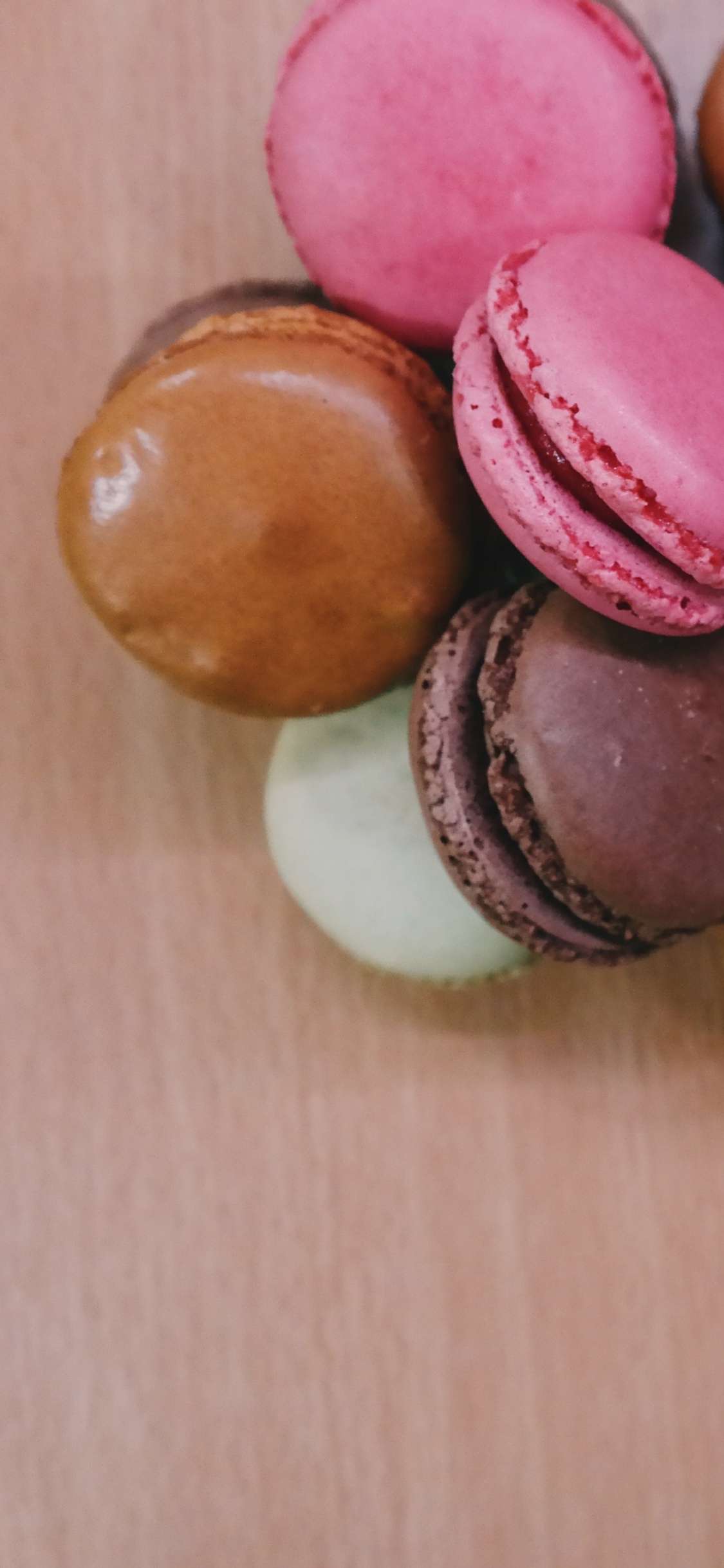 Fruits Ronds Roses et Bruns. Wallpaper in 1125x2436 Resolution