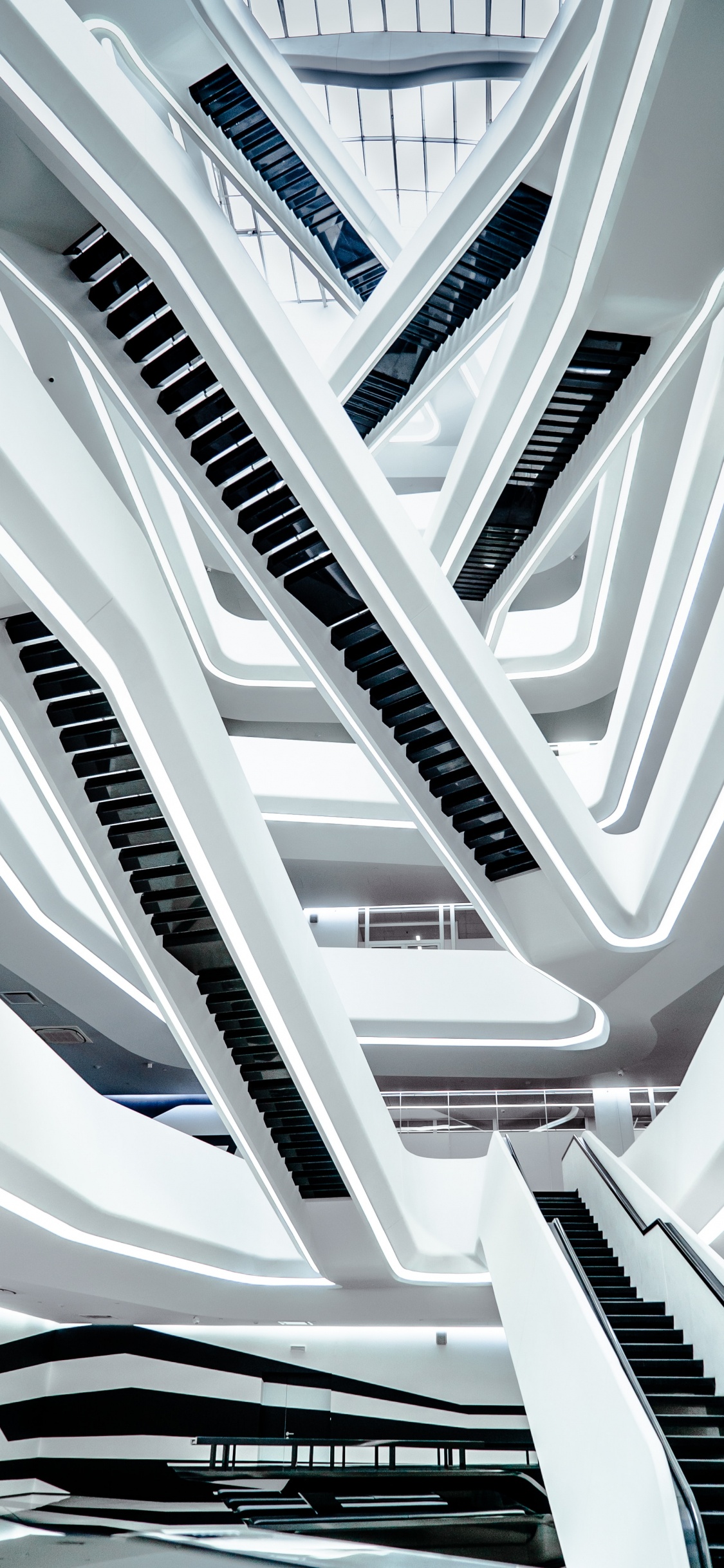 Weiße Und Graue Wendeltreppe. Wallpaper in 1125x2436 Resolution