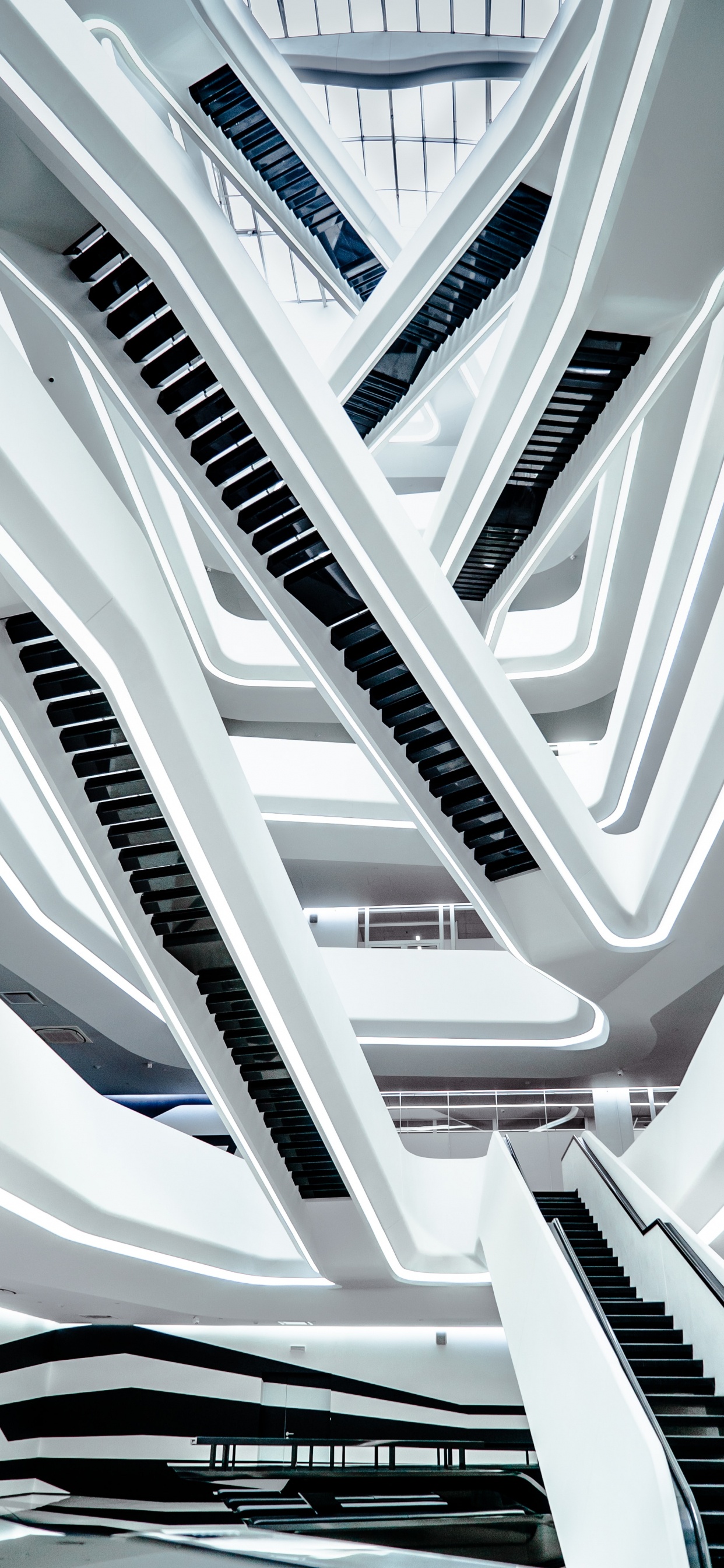 Weiße Und Graue Wendeltreppe. Wallpaper in 1242x2688 Resolution