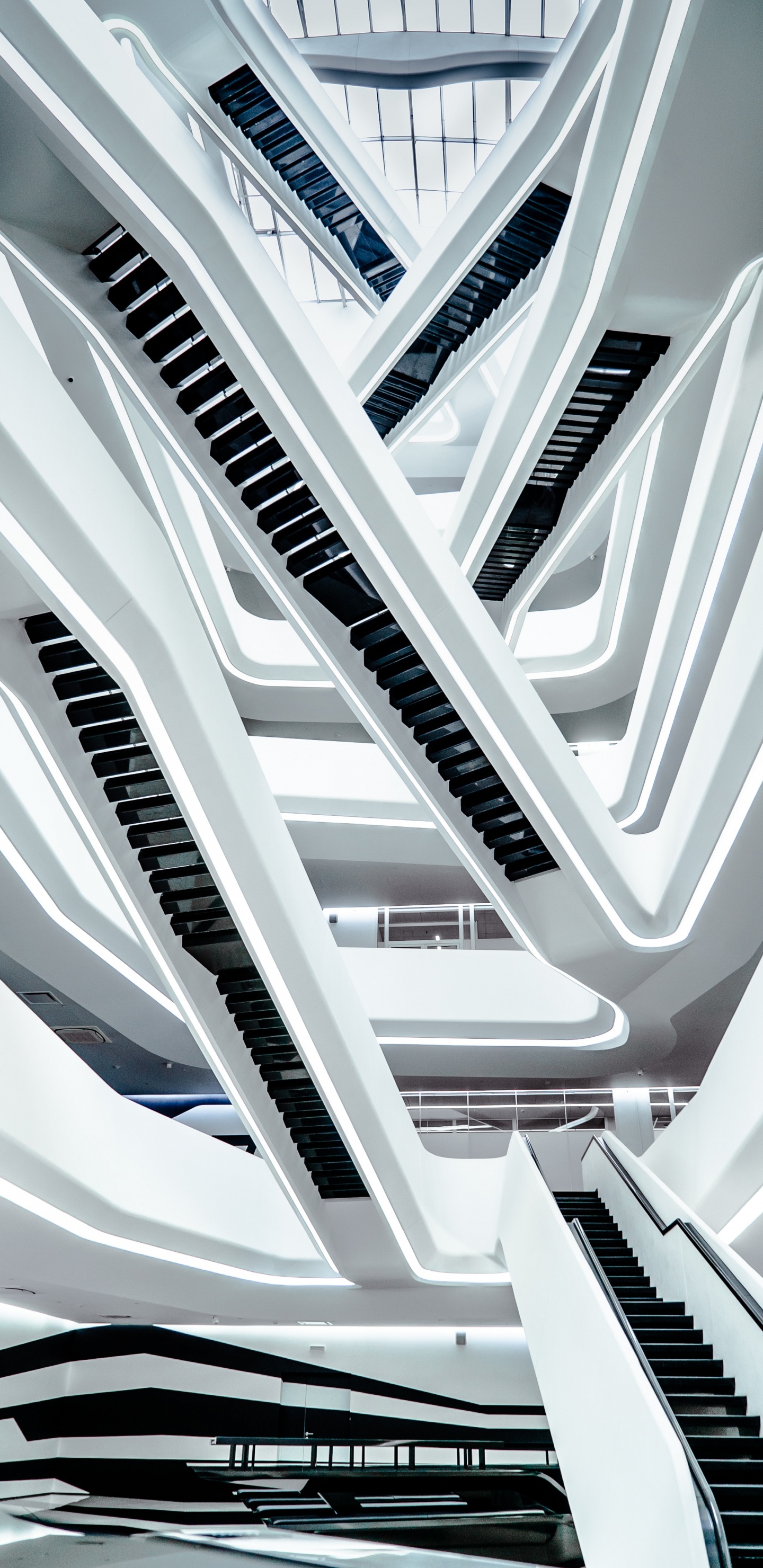 Weiße Und Graue Wendeltreppe. Wallpaper in 1440x2960 Resolution