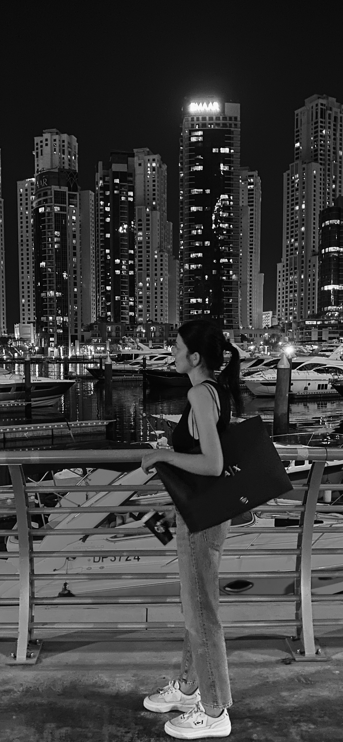 Zone Urbaine, Nuit, Tour de Bloc, Métropole, Paysage Urbain. Wallpaper in 1125x2436 Resolution