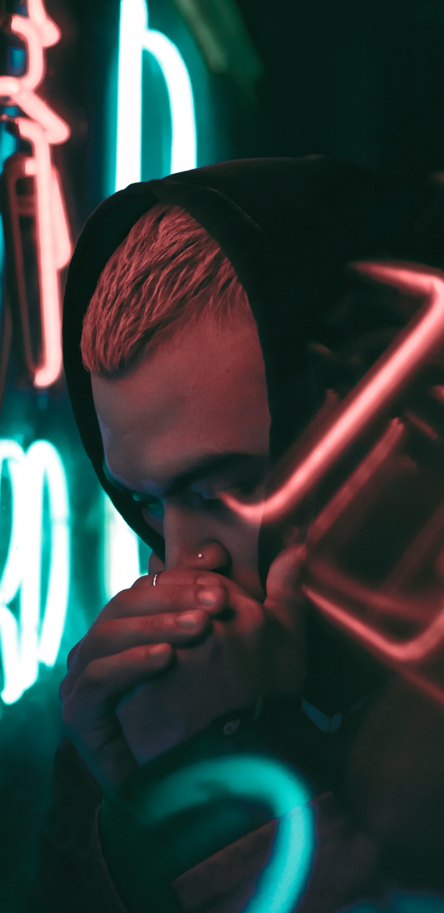 Mann Mit Schwarzer Sonnenbrille Vor Dem Mund. Wallpaper in 1440x2960 Resolution