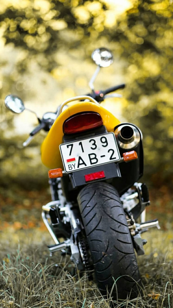 Moto Orange et Noire Sur Terrain D'herbe Brune Pendant la Journée. Wallpaper in 720x1280 Resolution