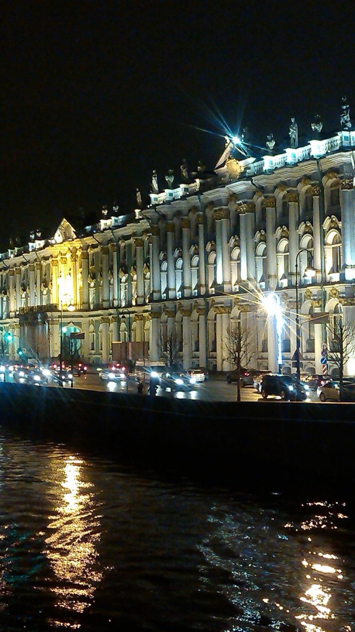 Weißes Betongebäude in Der Nähe Von Gewässern Während Der Nacht. Wallpaper in 720x1280 Resolution