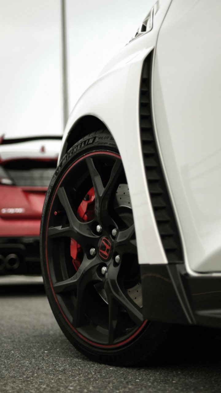 Weißes Auto Auf Grauer Asphaltstraße. Wallpaper in 720x1280 Resolution