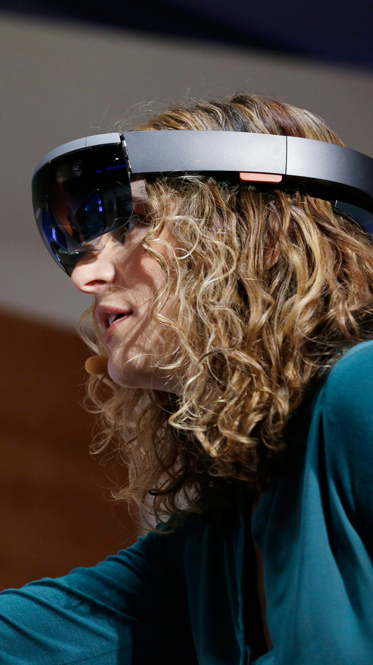 Mujer en Camisa Azul Con Auriculares Blancos y Negros. Wallpaper in 750x1334 Resolution