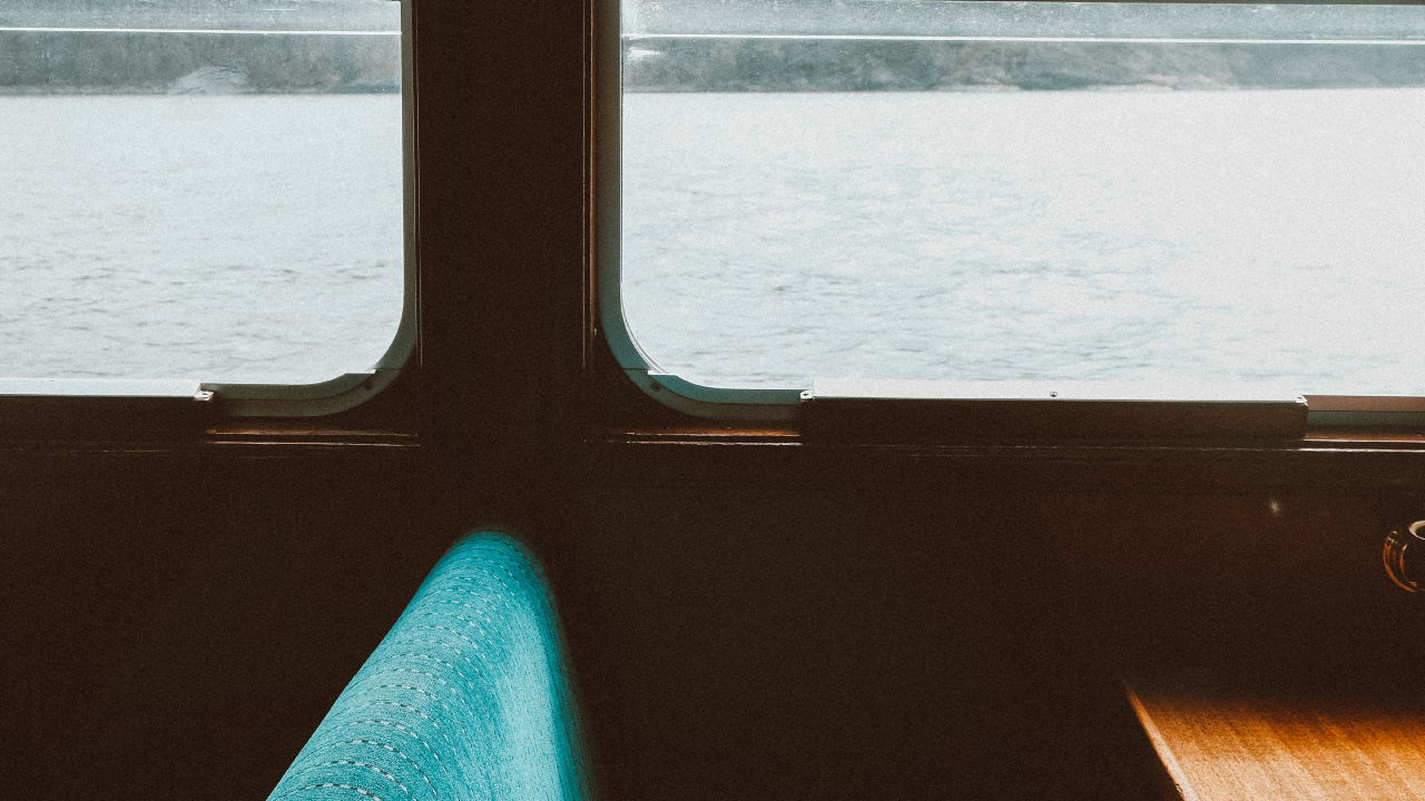 Bateau Bleu et Marron Sur la Mer Pendant la Journée. Wallpaper in 1280x720 Resolution