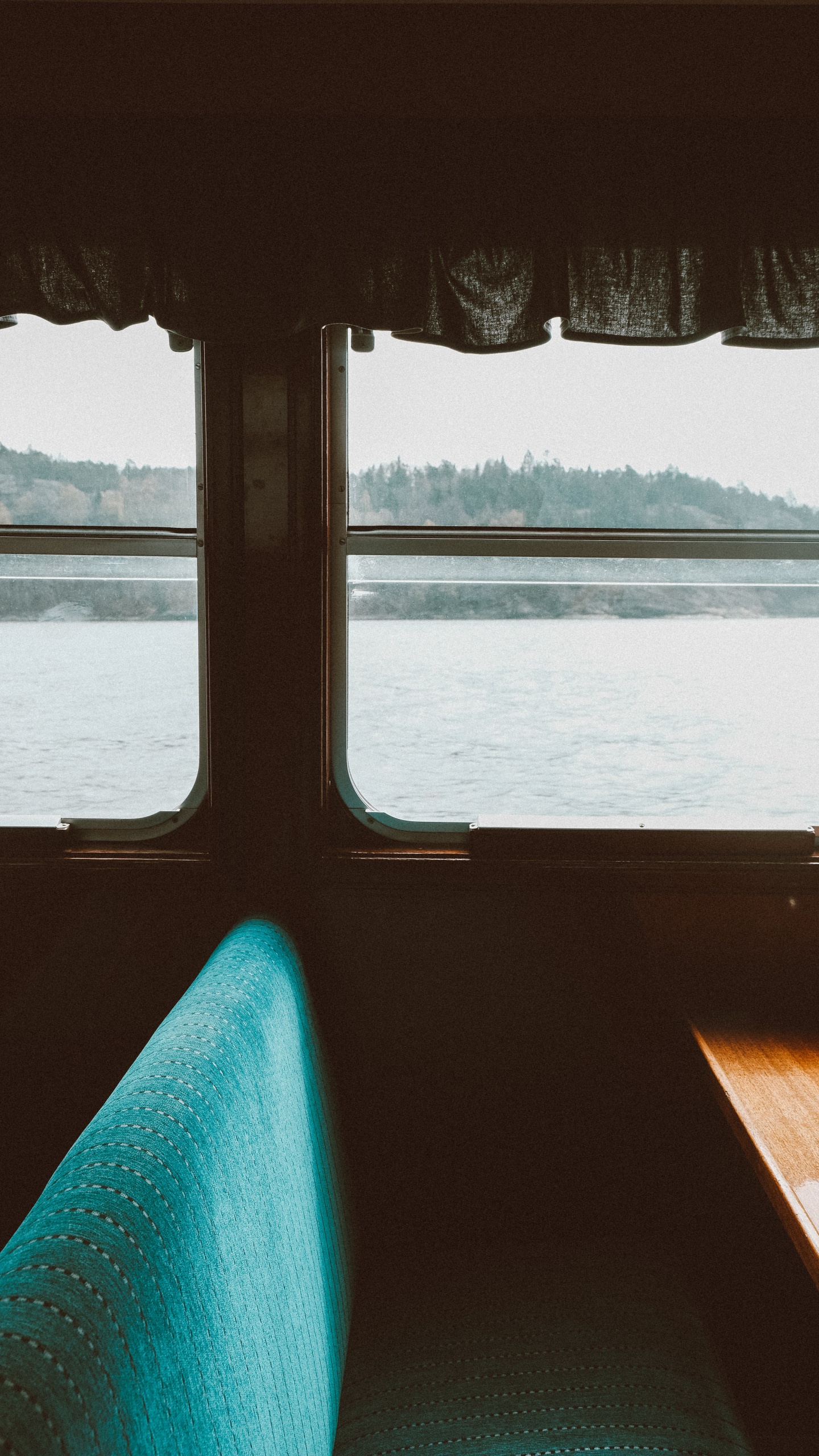 Bateau Bleu et Marron Sur la Mer Pendant la Journée. Wallpaper in 1440x2560 Resolution
