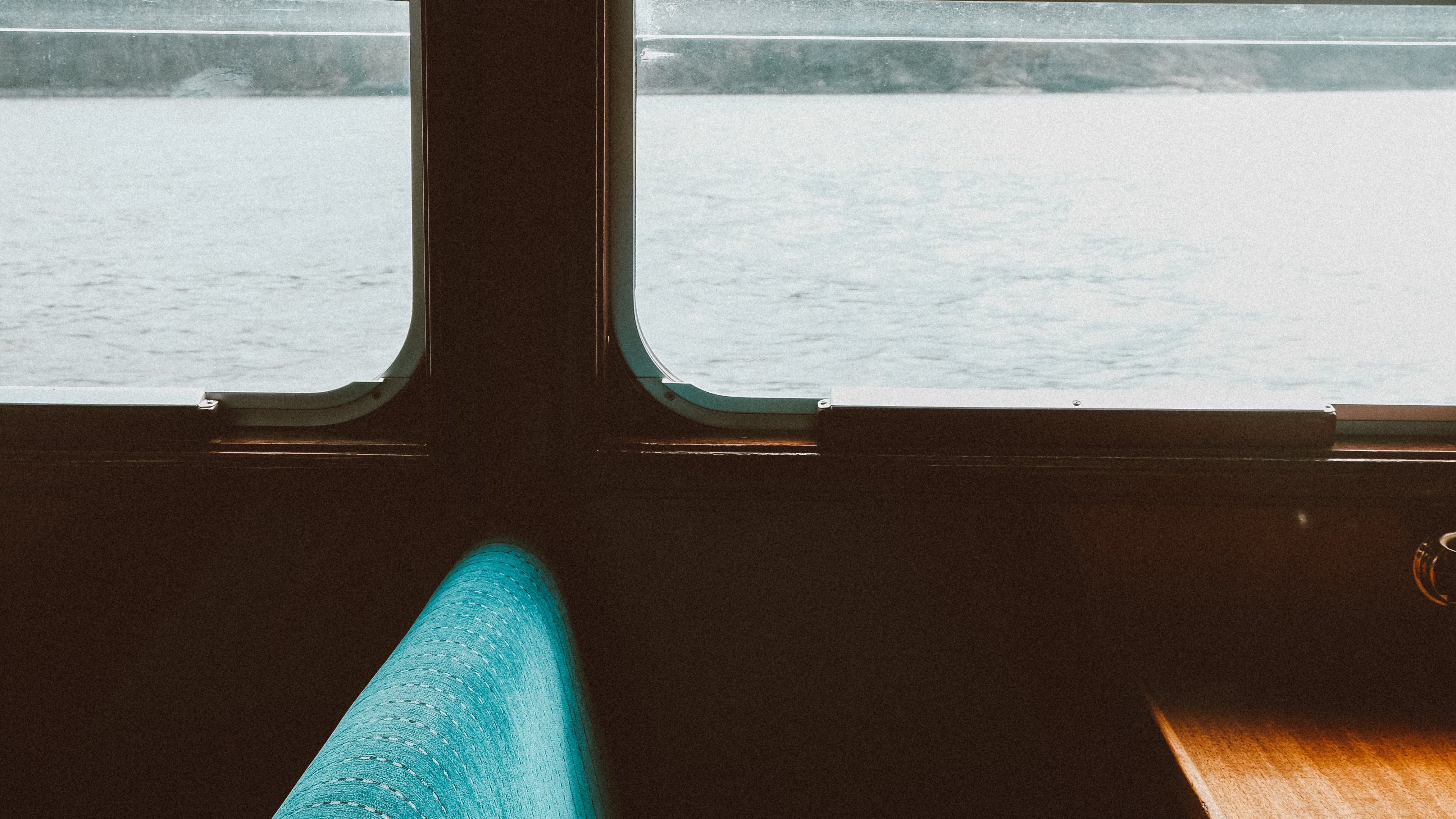 Bateau Bleu et Marron Sur la Mer Pendant la Journée. Wallpaper in 3840x2160 Resolution