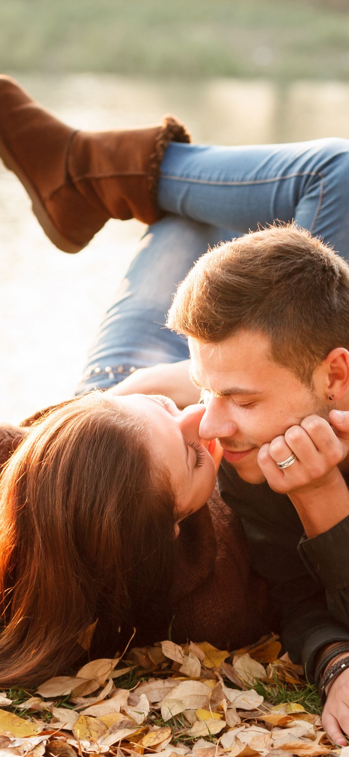 Romantik, Ehepaar, Menschen in Der Natur, Liebe, Blatt. Wallpaper in 1125x2436 Resolution