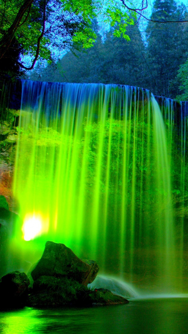 L'eau Tombe au Milieu Des Arbres Verts. Wallpaper in 750x1334 Resolution