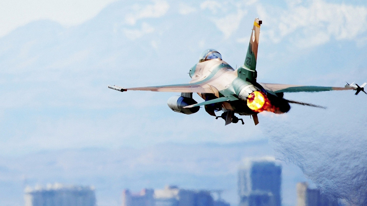 Avión a Reacción Verde y Blanco Volando en el Cielo Durante el Día. Wallpaper in 1280x720 Resolution