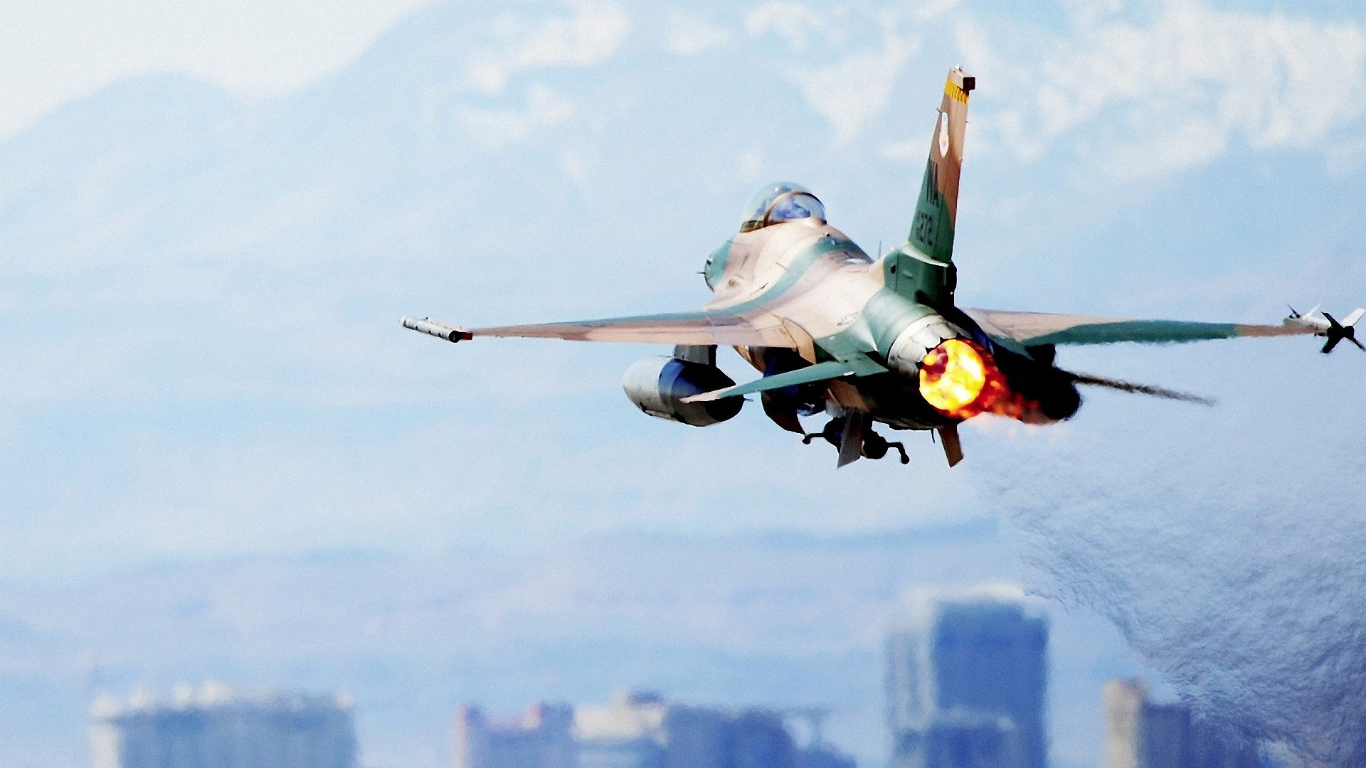 Avión a Reacción Verde y Blanco Volando en el Cielo Durante el Día. Wallpaper in 1920x1080 Resolution