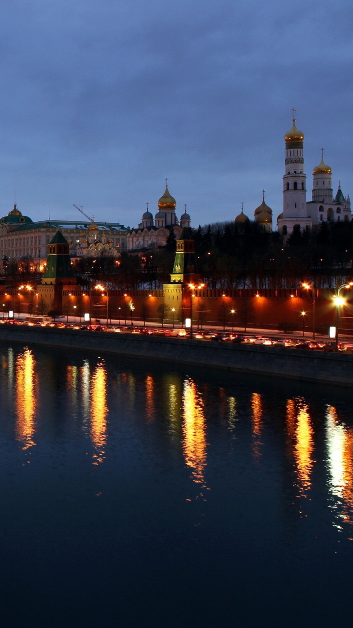 Horizonte de la Ciudad a Través Del Cuerpo de Agua Durante la Noche.. Wallpaper in 720x1280 Resolution