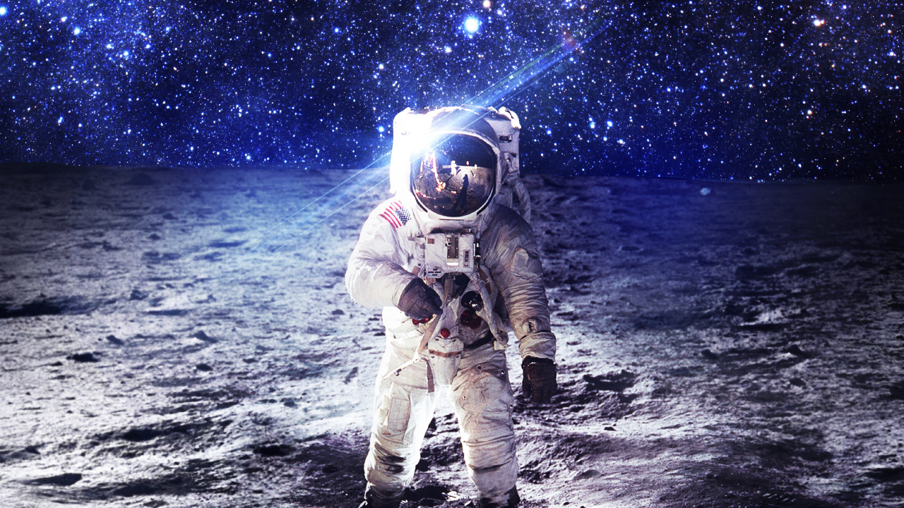 Personne en Casque Blanc et Noir et Pantalon Blanc Debout Sur L'eau Pendant la Nuit. Wallpaper in 1280x720 Resolution