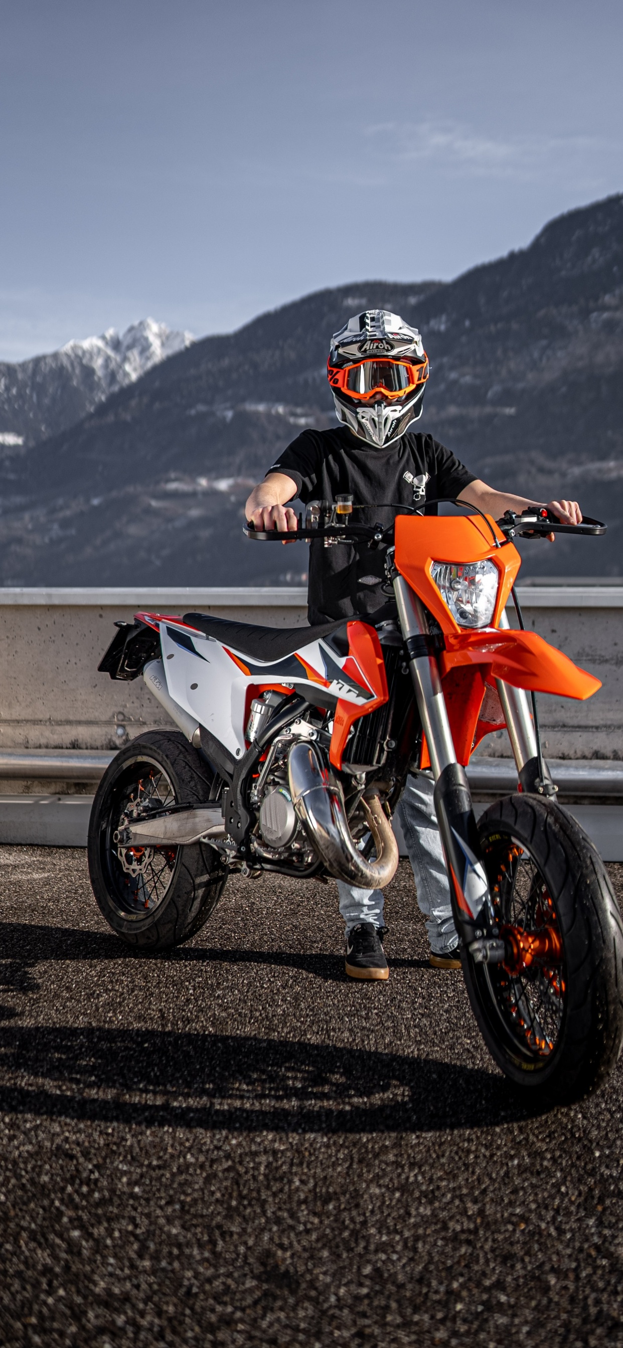 Casque de Moto, la Moto, Ktm, Combinaison de Moto, Pneu. Wallpaper in 1242x2688 Resolution