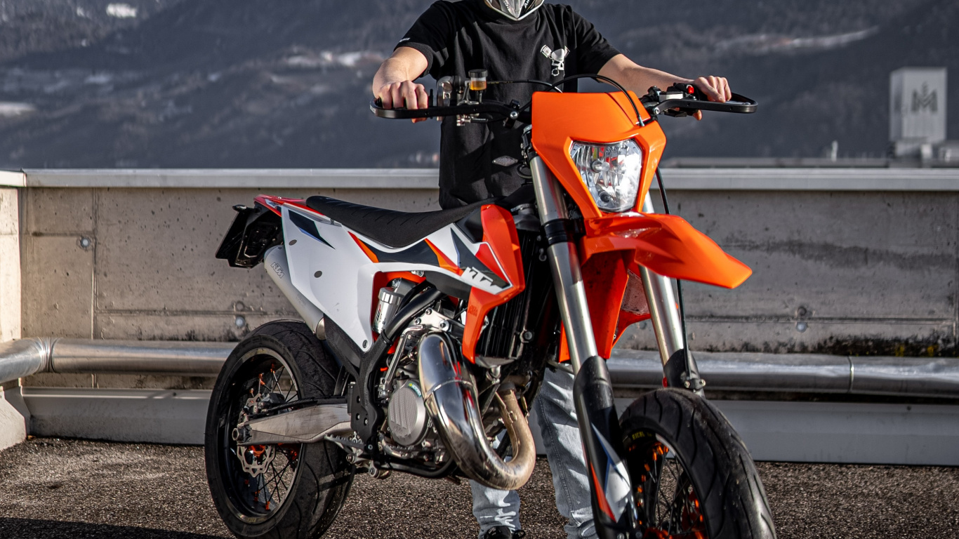 Casque de Moto, la Moto, Ktm, Combinaison de Moto, Pneu. Wallpaper in 1366x768 Resolution