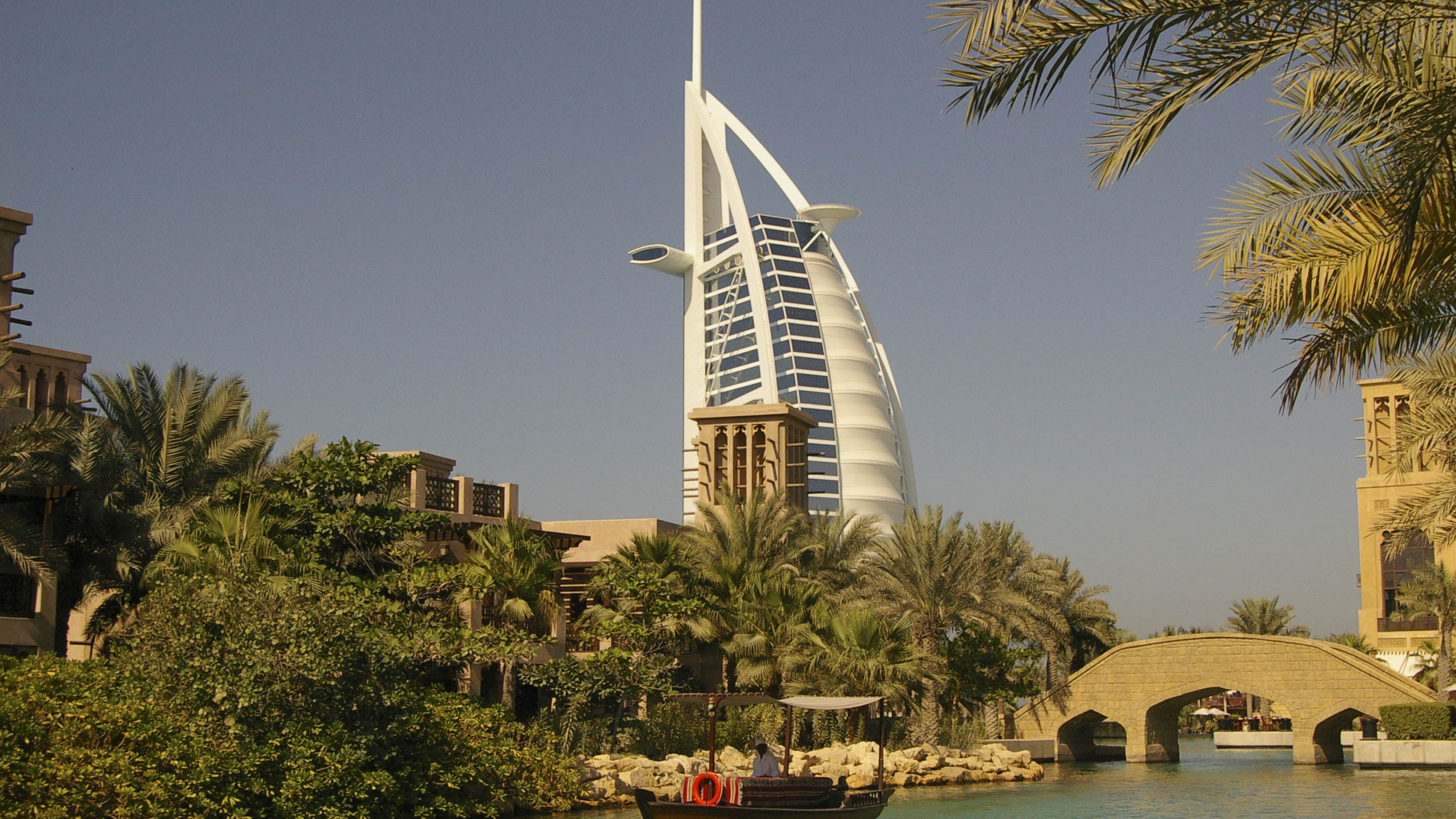 Bâtiment en Béton Blanc et Marron Près D'un Plan D'eau Pendant la Journée. Wallpaper in 2560x1440 Resolution