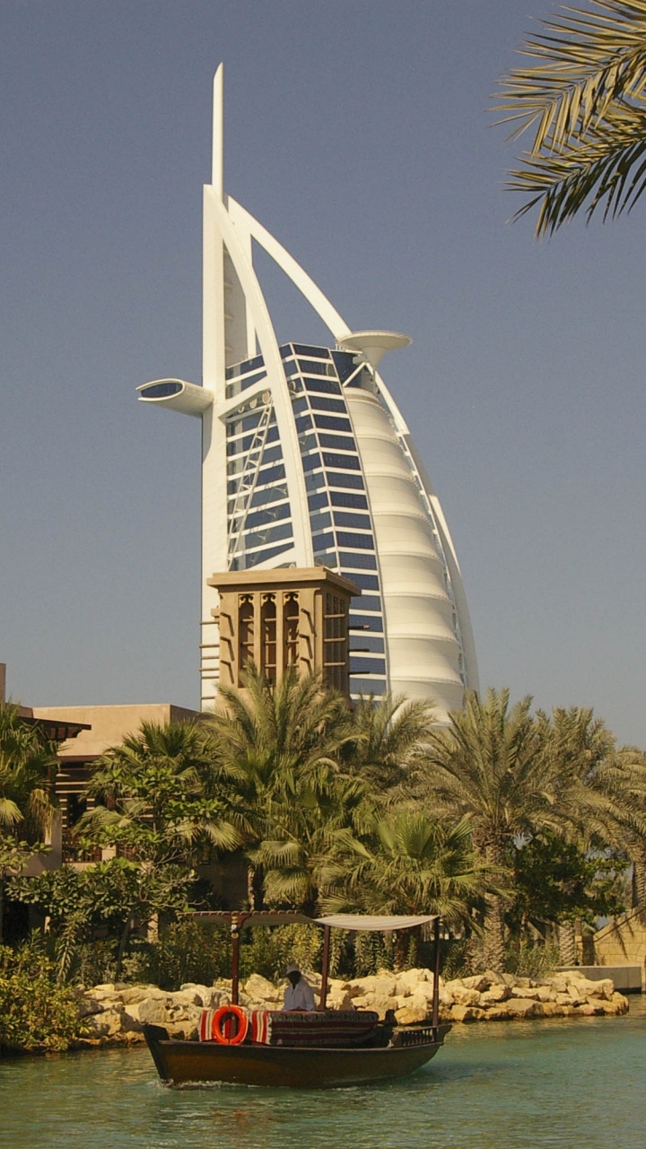 Weißes Und Braunes Betongebäude in Der Nähe Eines Gewässers Tagsüber. Wallpaper in 720x1280 Resolution