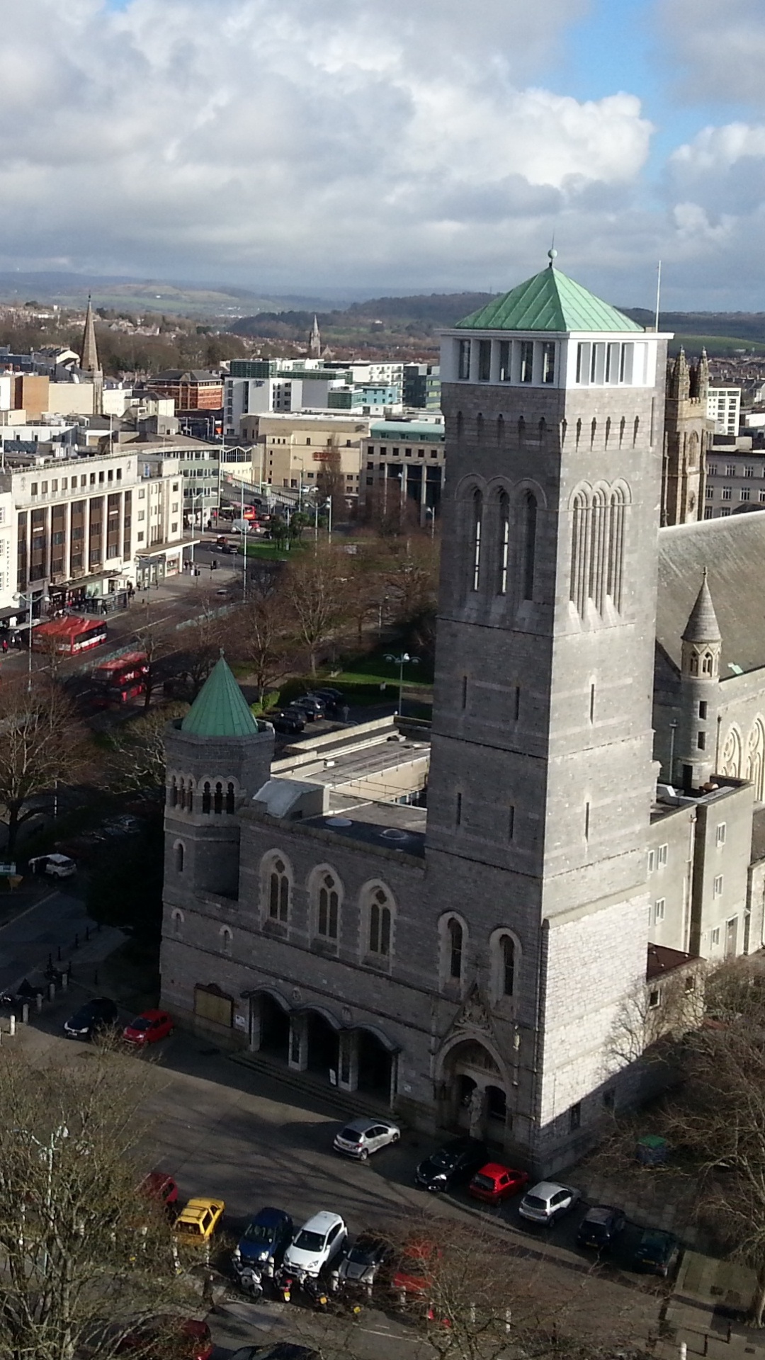Personnes Marchant Dans la Rue Près Des Bâtiments Pendant la Journée. Wallpaper in 1080x1920 Resolution