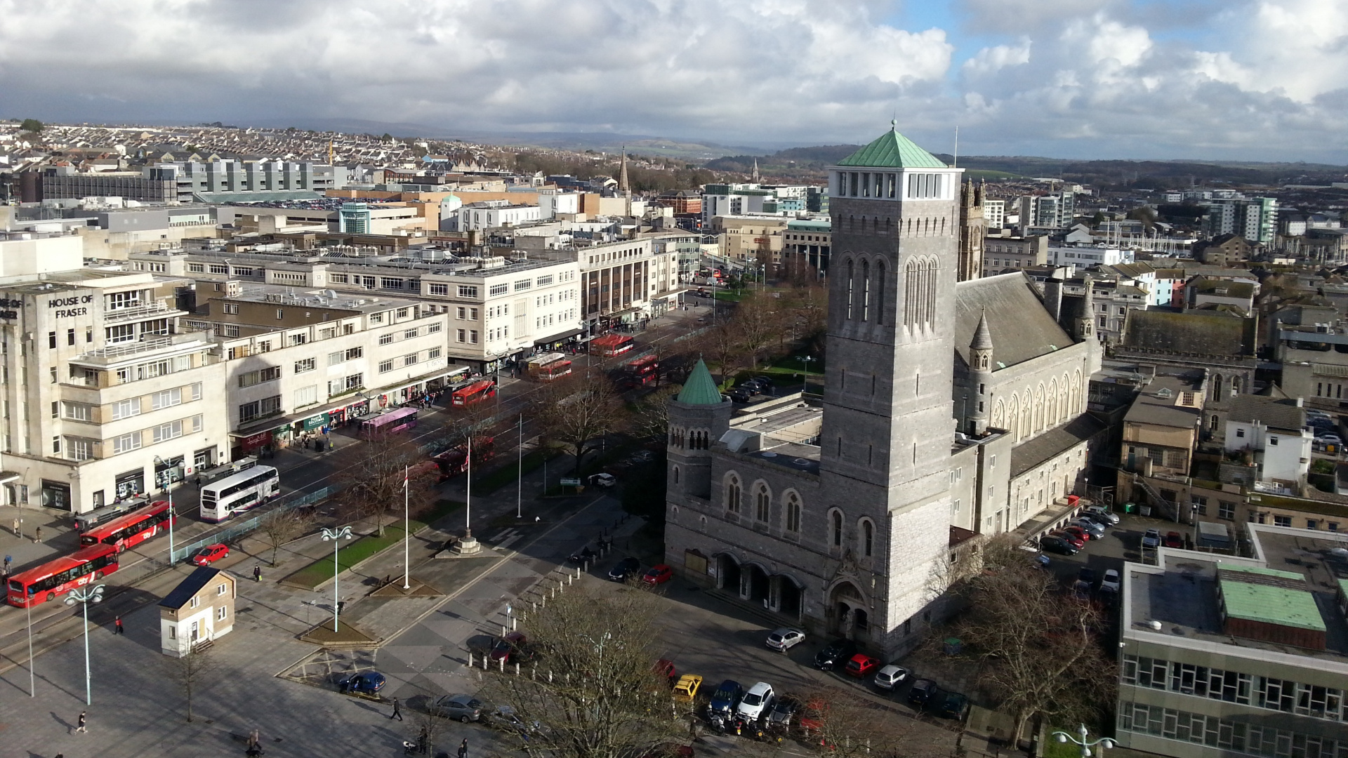 Menschen, Die Tagsüber Auf Der Straße in Der Nähe Von Gebäuden Gehen. Wallpaper in 1920x1080 Resolution