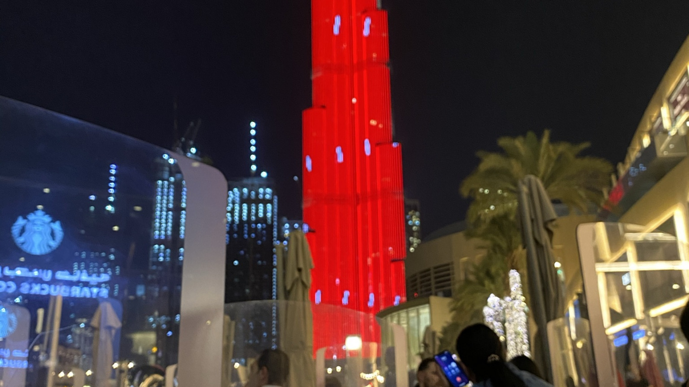 Dubai, Burj Khalifa, Starbucks New Logo 2011, Night, Midnight. Wallpaper in 1366x768 Resolution