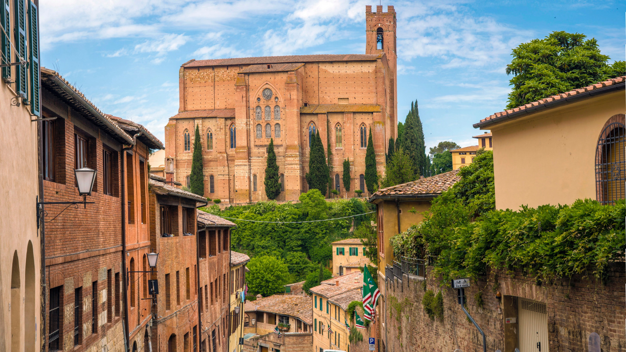 Edificio de Hormigón Marrón Cerca de Árboles Verdes Durante el Día. Wallpaper in 1280x720 Resolution