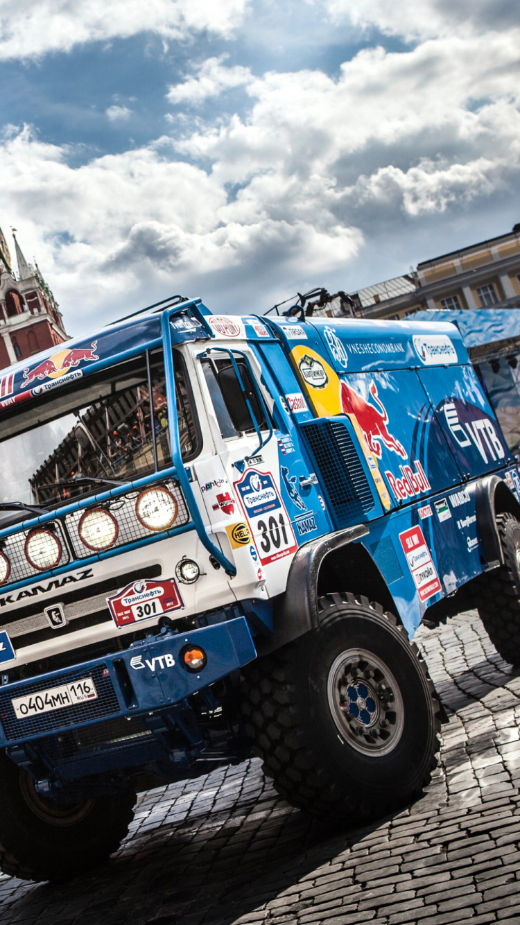 Jeep Wrangler Azul y Blanco en la Carretera Durante el Día. Wallpaper in 750x1334 Resolution
