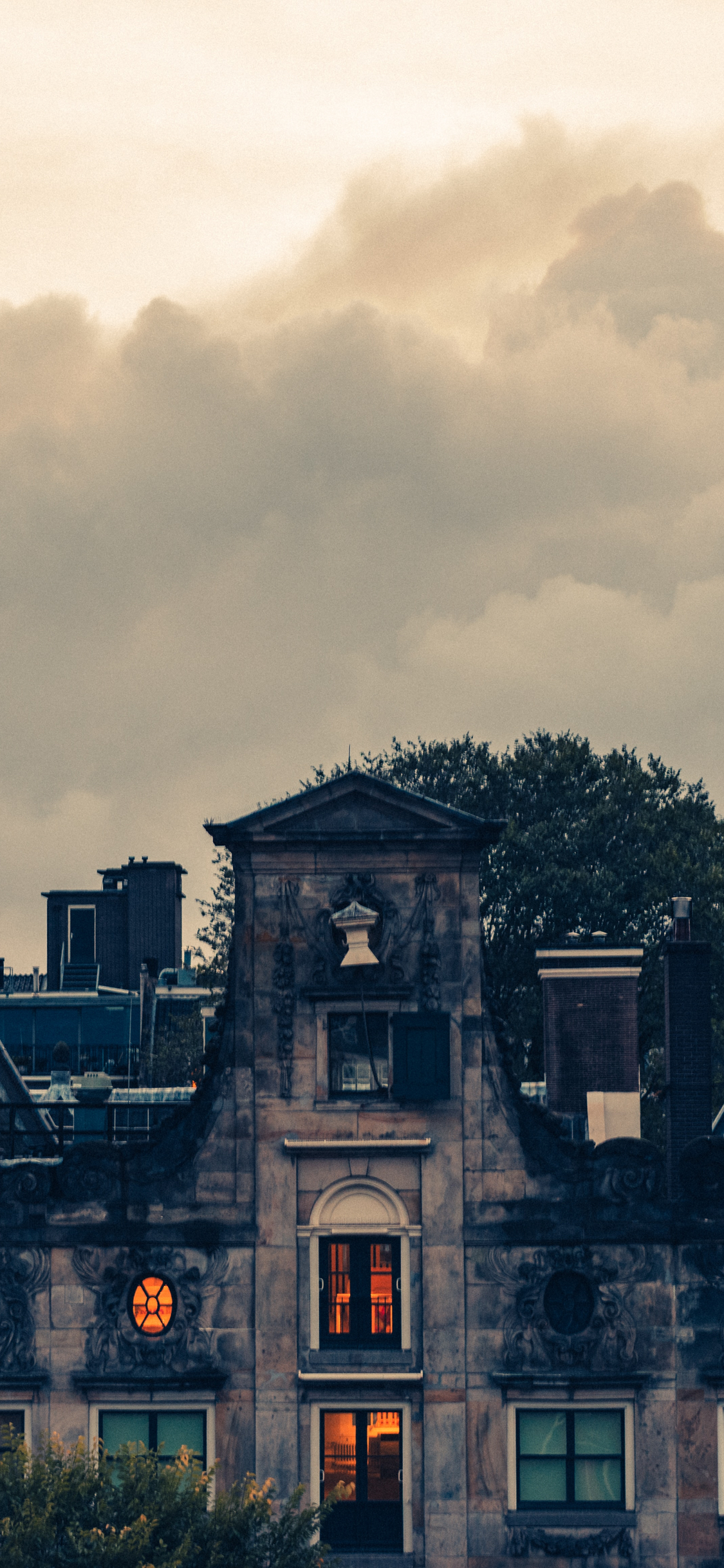 Halloween, Haunted House, Ghost, Two Rivers Mansion, Facade. Wallpaper in 1125x2436 Resolution