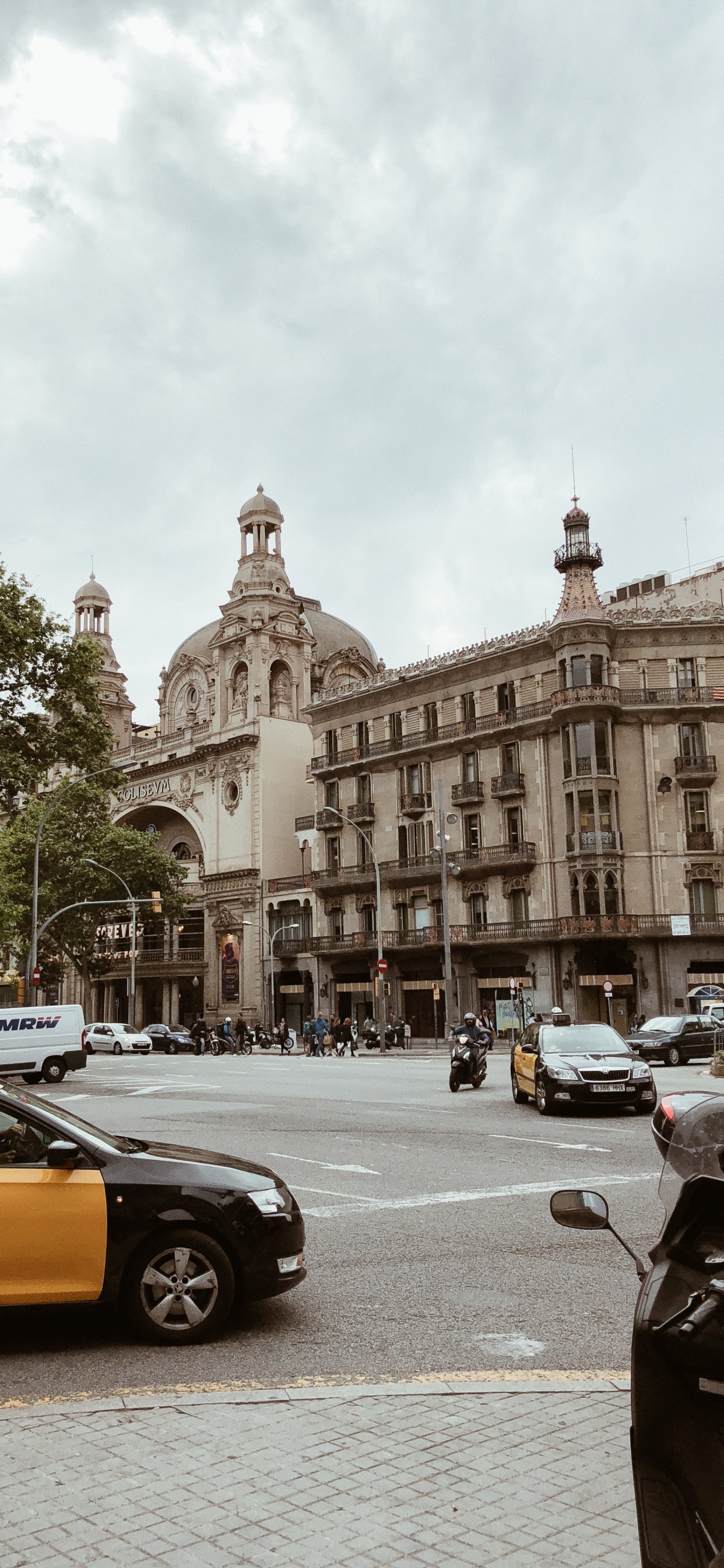 Espanya, Mid Size Car, Compact Car, King, Tire. Wallpaper in 1242x2688 Resolution