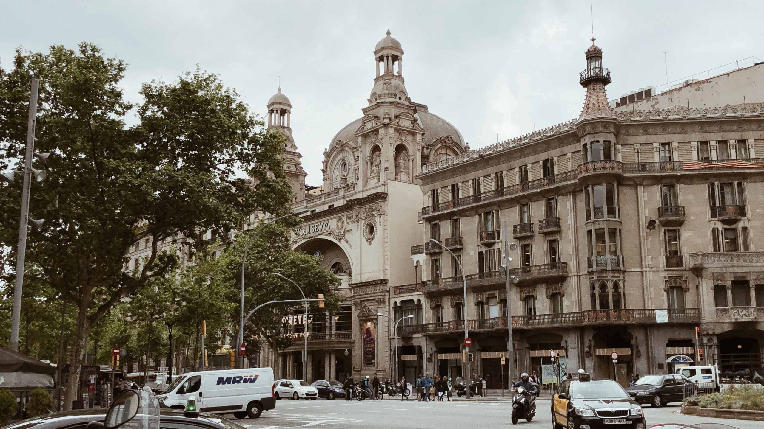 Espanya, Mid Size Car, Compact Car, King, Tire. Wallpaper in 2560x1440 Resolution