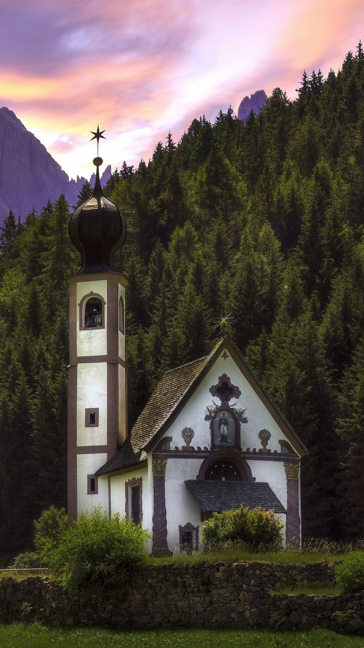 Weiße Und Schwarze Kirche Auf Grünem Grasfeld in Der Nähe Von Grünen Bäumen Und Bergen Tagsüber. Wallpaper in 1440x2560 Resolution