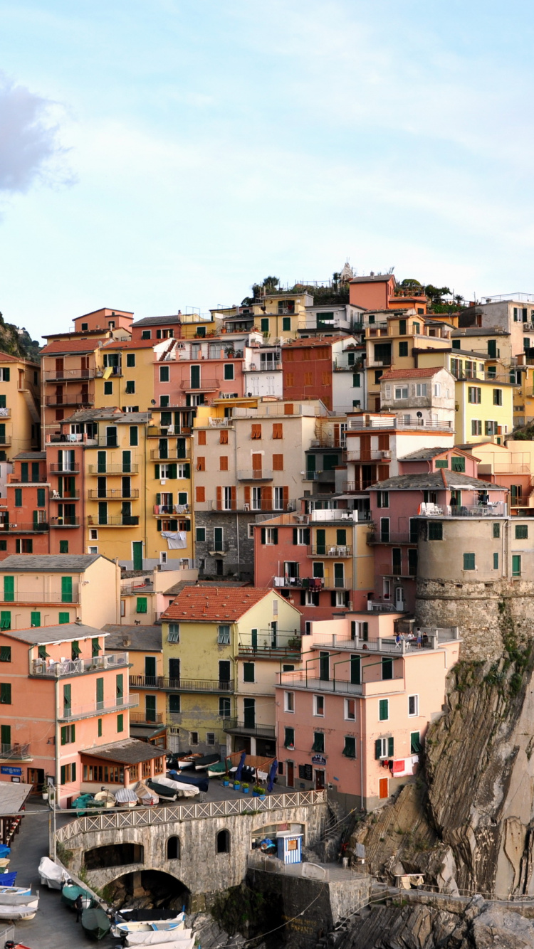 Maisons en Béton Marron et Blanc Sur la Montagne Pendant la Journée. Wallpaper in 750x1334 Resolution
