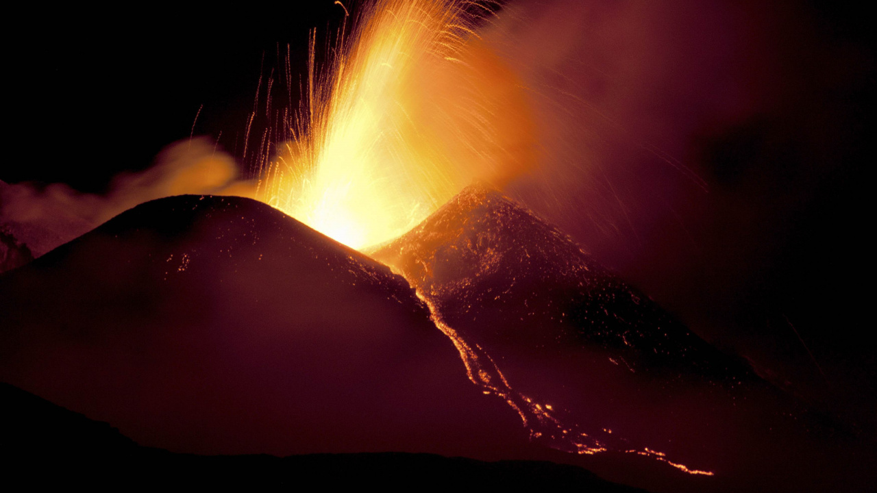 Fuego en el Cielo Durante la Noche. Wallpaper in 1280x720 Resolution