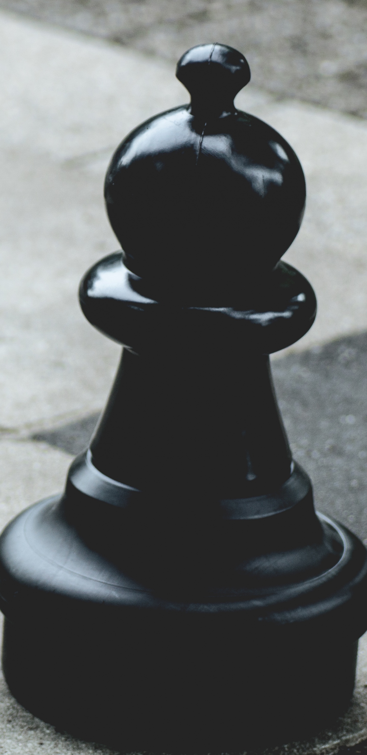 Schwarze Schachfigur Auf Grauem Betonpflaster. Wallpaper in 1440x2960 Resolution