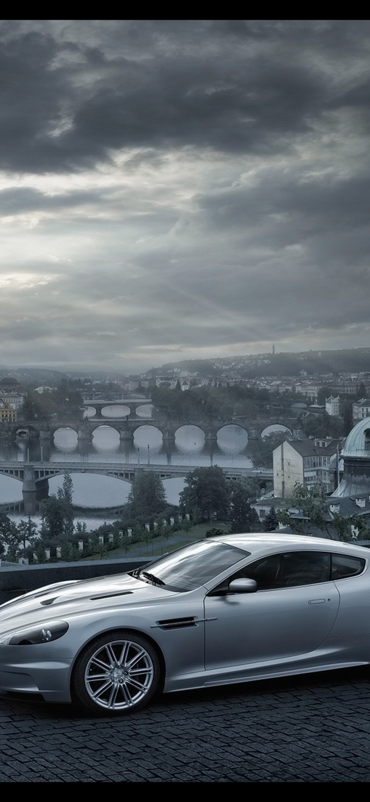 Silberne Limousine Auf Der Straße in Der Nähe Von Stadtgebäuden Tagsüber. Wallpaper in 1242x2688 Resolution