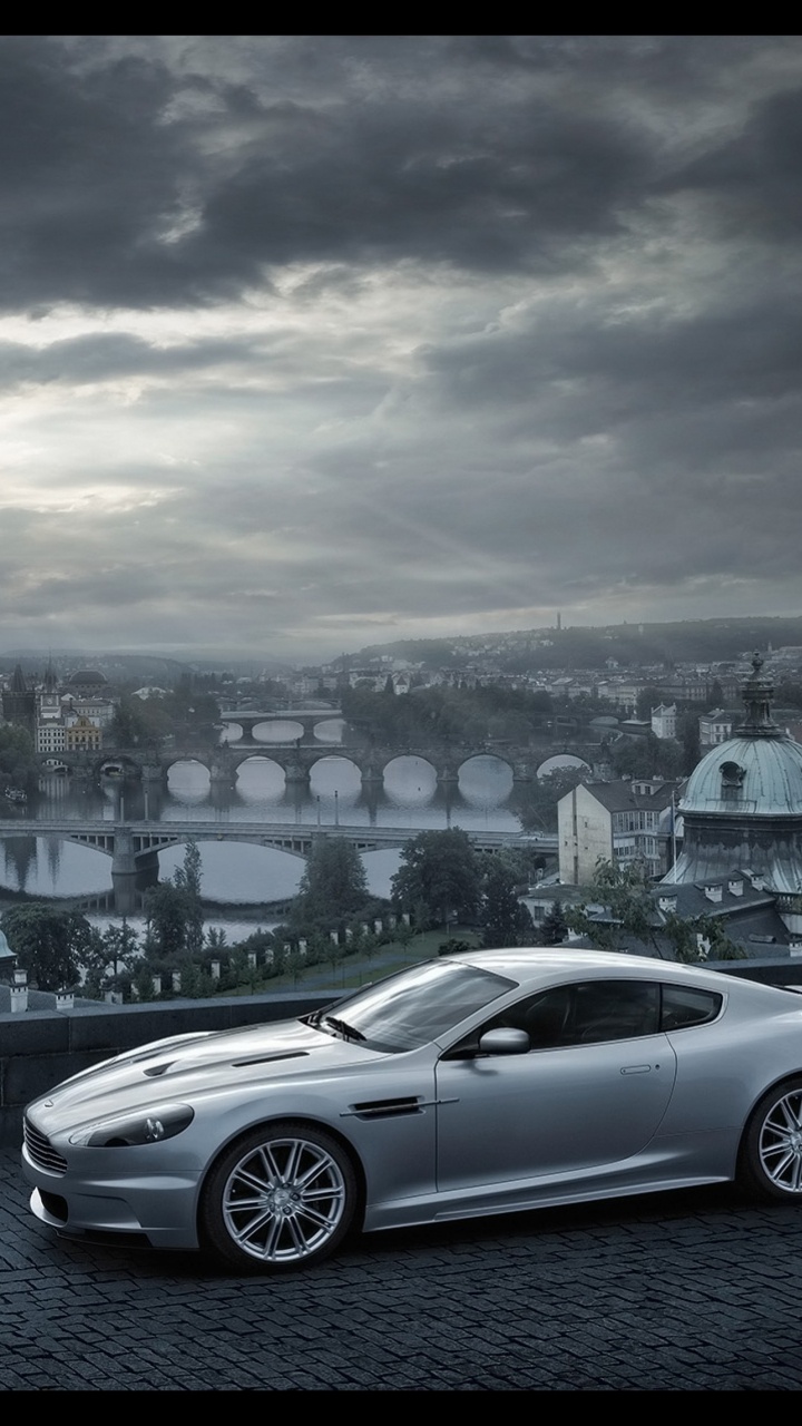 Berline D'argent Sur la Route Près Des Bâtiments de la Ville Pendant la Journée. Wallpaper in 720x1280 Resolution