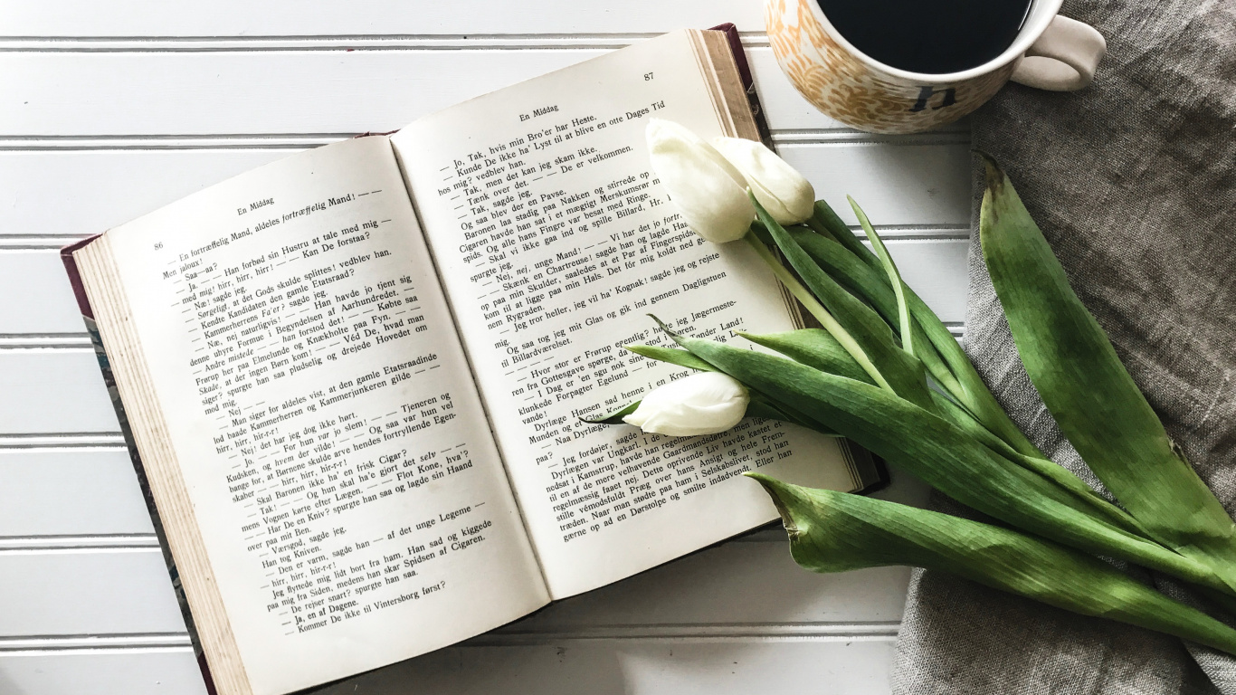 Page de Livre Blanc à Côté de la Tasse en Céramique Blanche. Wallpaper in 1366x768 Resolution