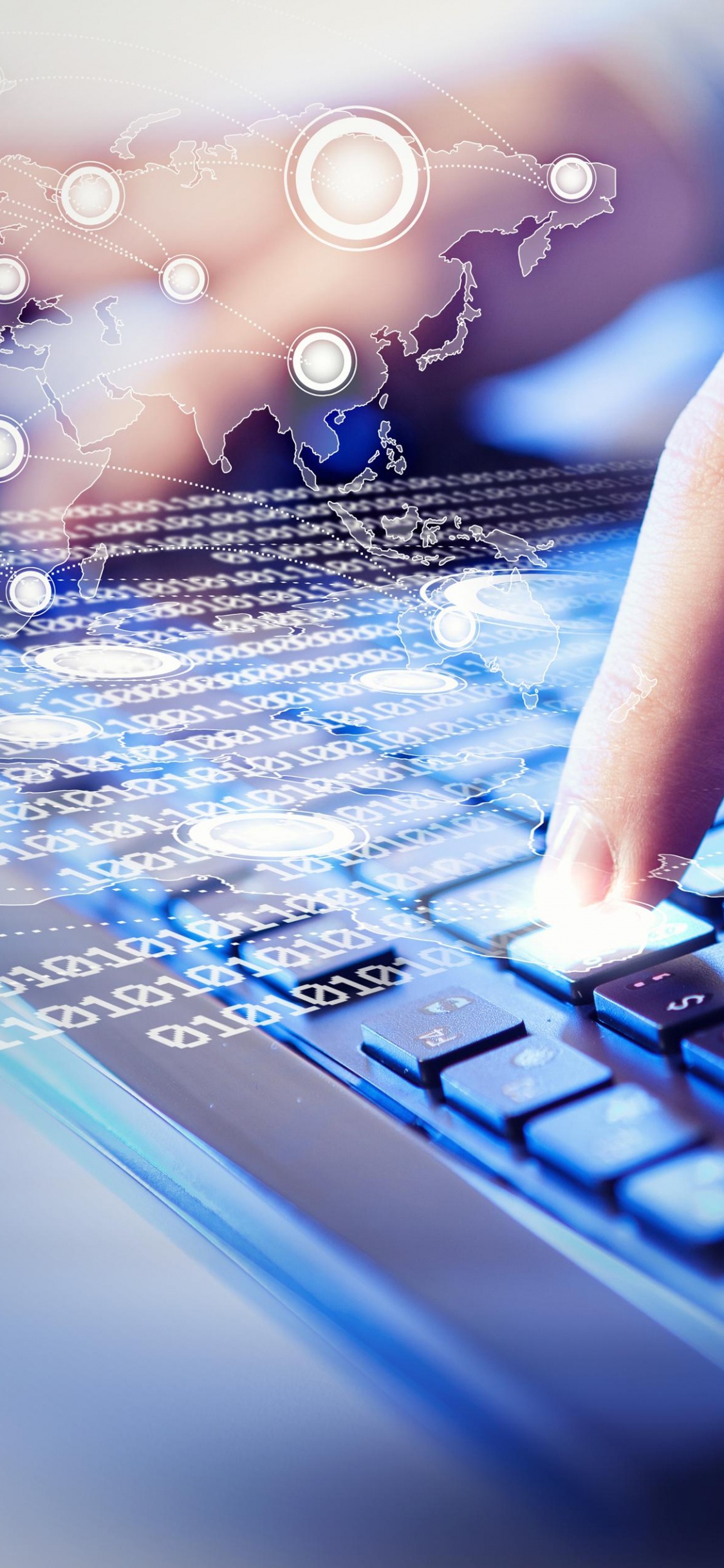 Person, Die Einen Schwarzen Und Weißen Laptop Verwendet. Wallpaper in 1125x2436 Resolution