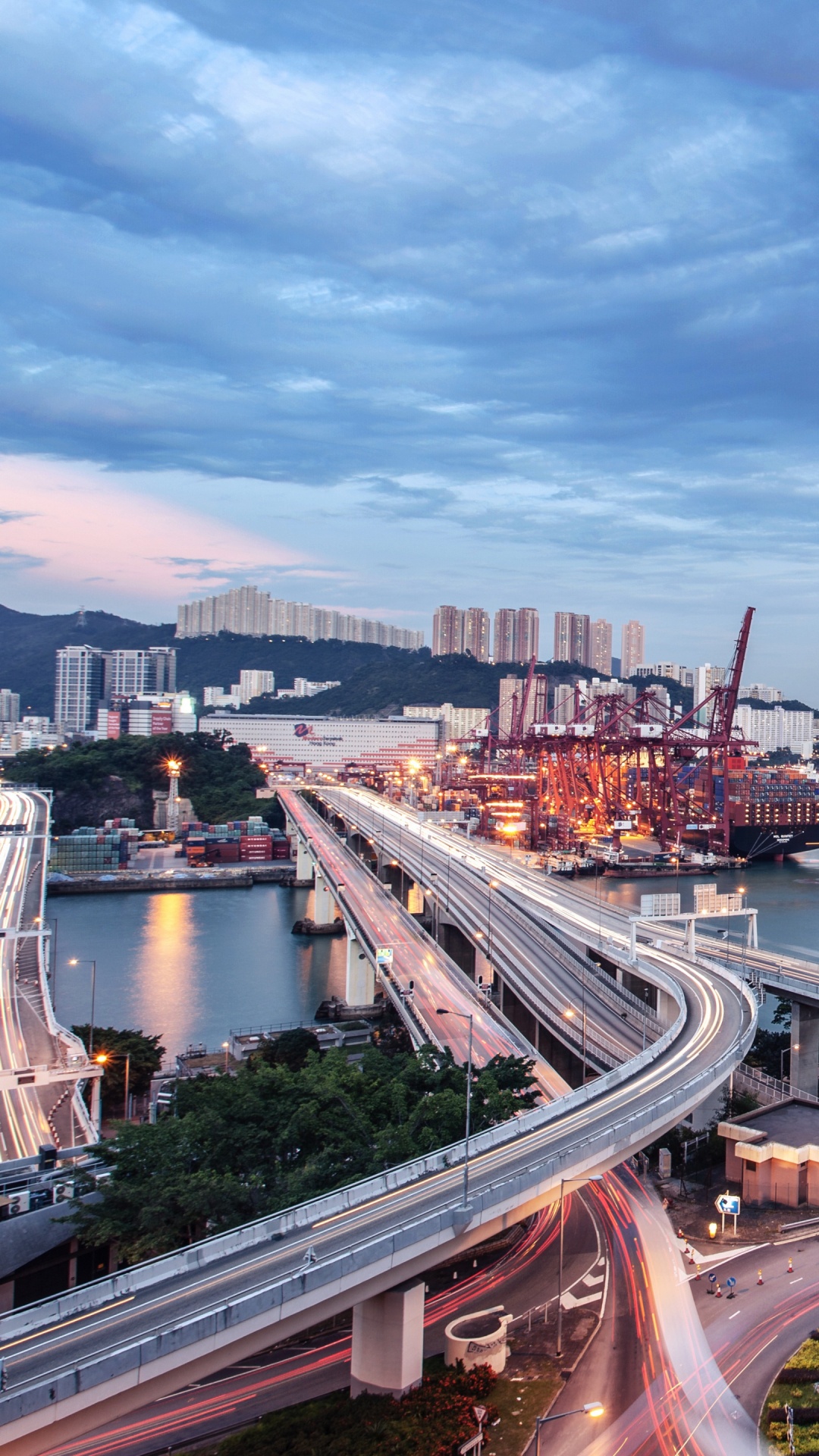 Edificios de la Ciudad Cerca Del Cuerpo de Agua Durante el Día.. Wallpaper in 1080x1920 Resolution