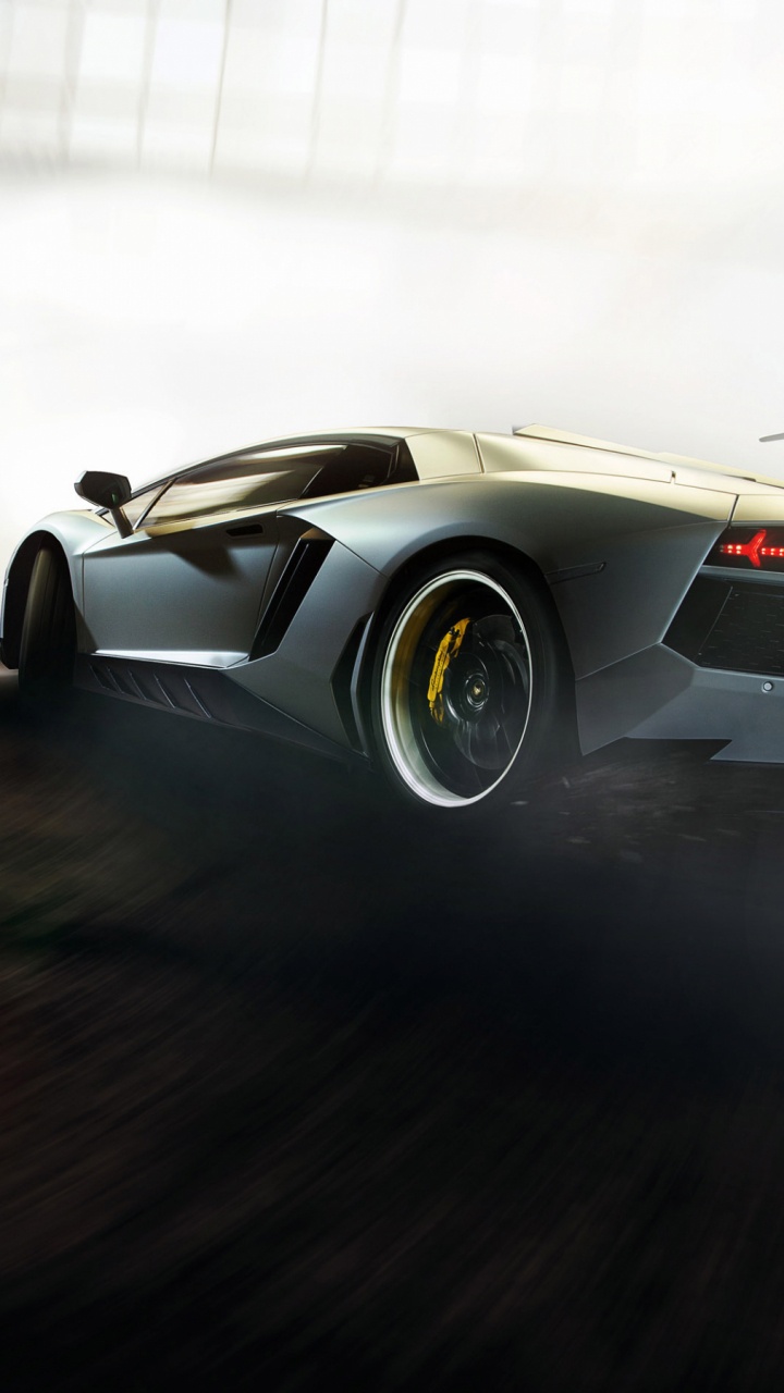 Schwarzer Porsche 911 Unterwegs. Wallpaper in 720x1280 Resolution