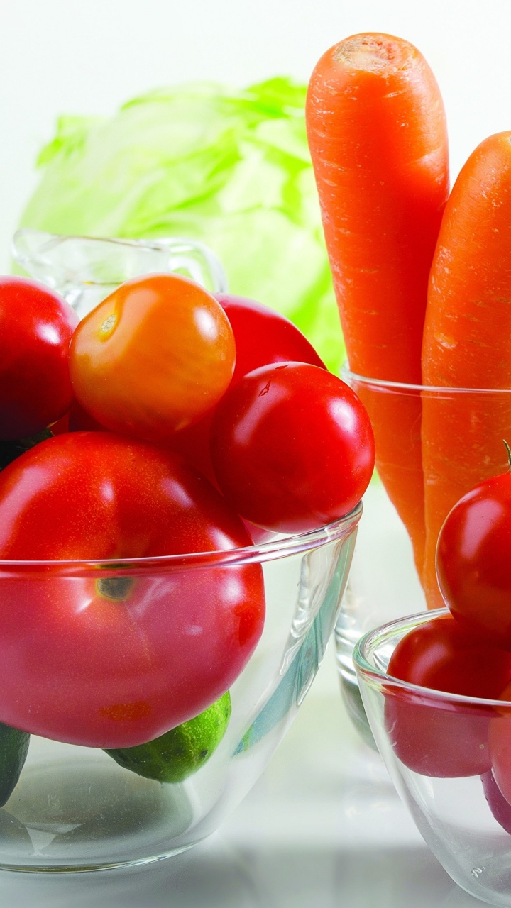 Tomates Rojos y Verdes en un Tazón de Vidrio Transparente. Wallpaper in 720x1280 Resolution