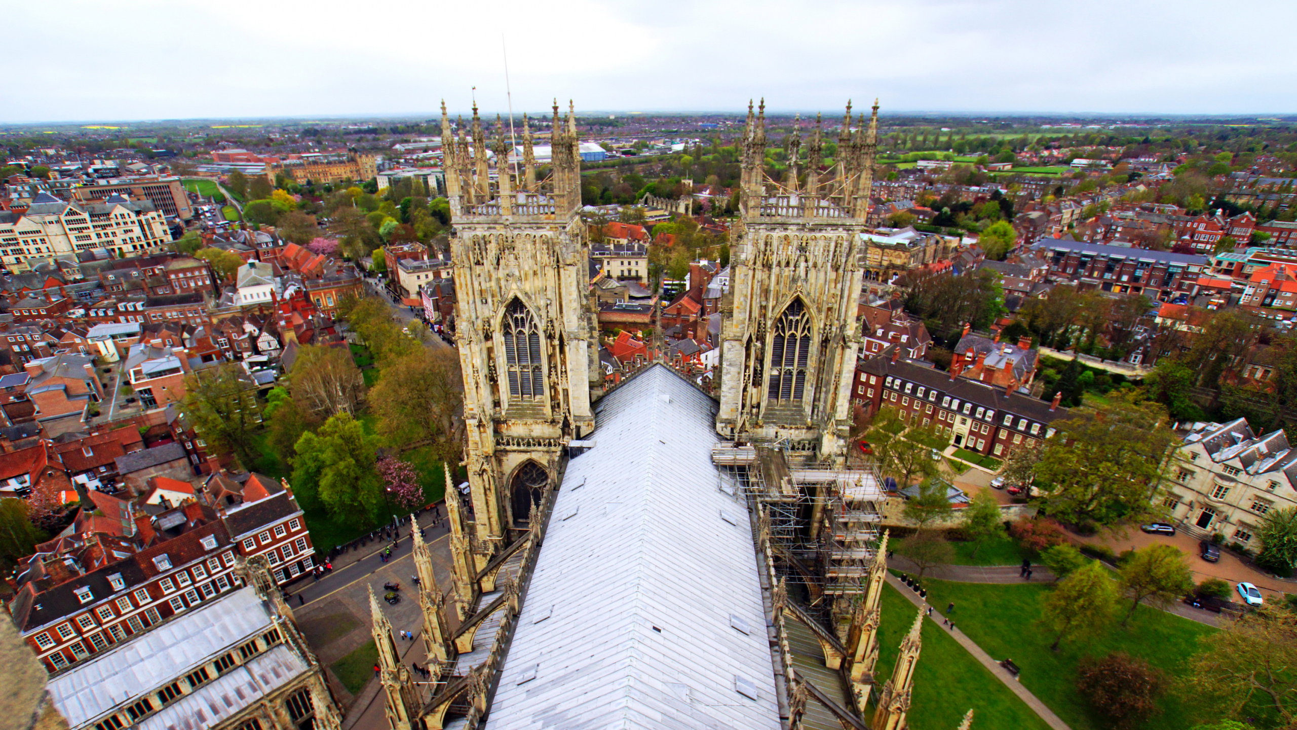Bâtiment en Béton Blanc et Marron. Wallpaper in 2560x1440 Resolution